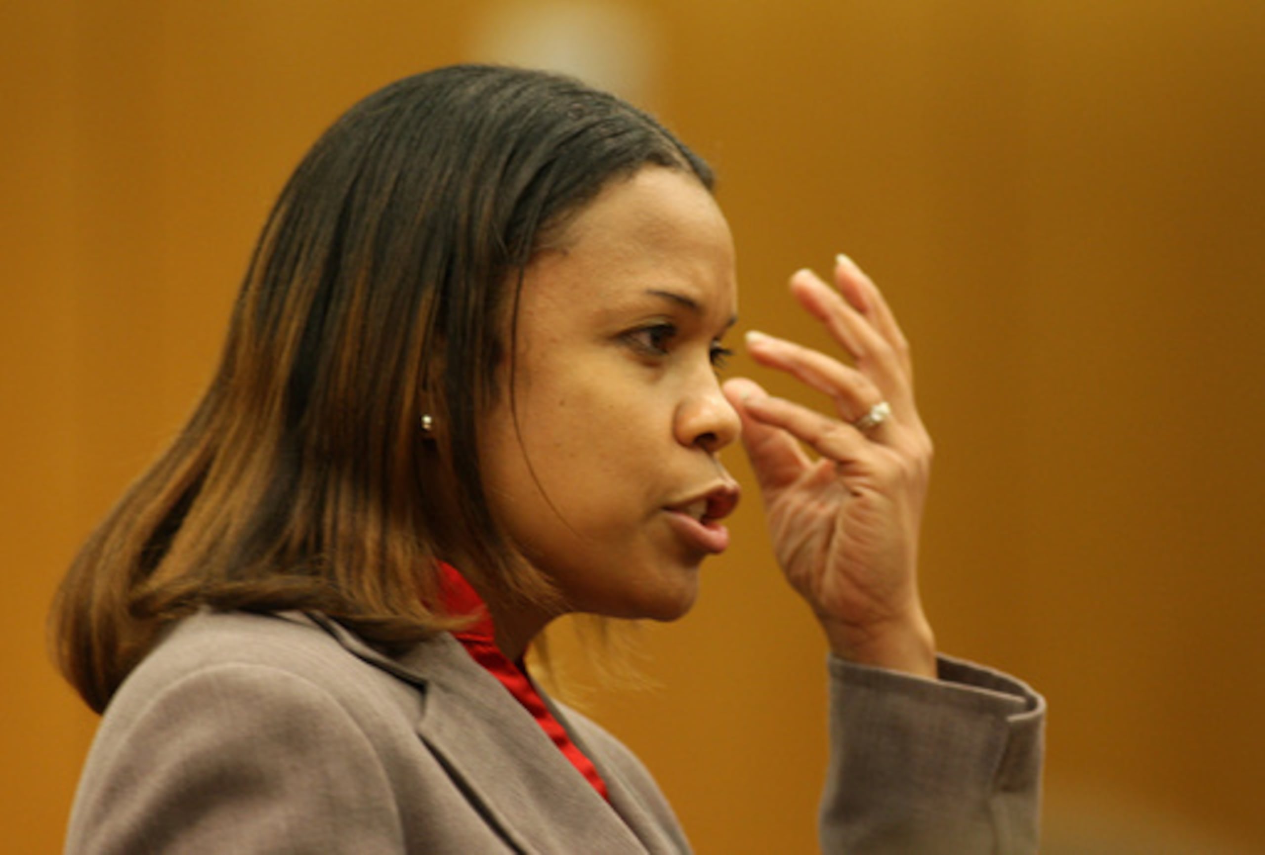 ARCHIVO - Eleanor Ross, fiscal adjunta principal del condado de Fulton, interviene durante los alegatos iniciales el miércoles 17 de febrero de 2010 en Atlanta. (Vino Wong/Atlanta Journal-Constitution vía AP, archivo)