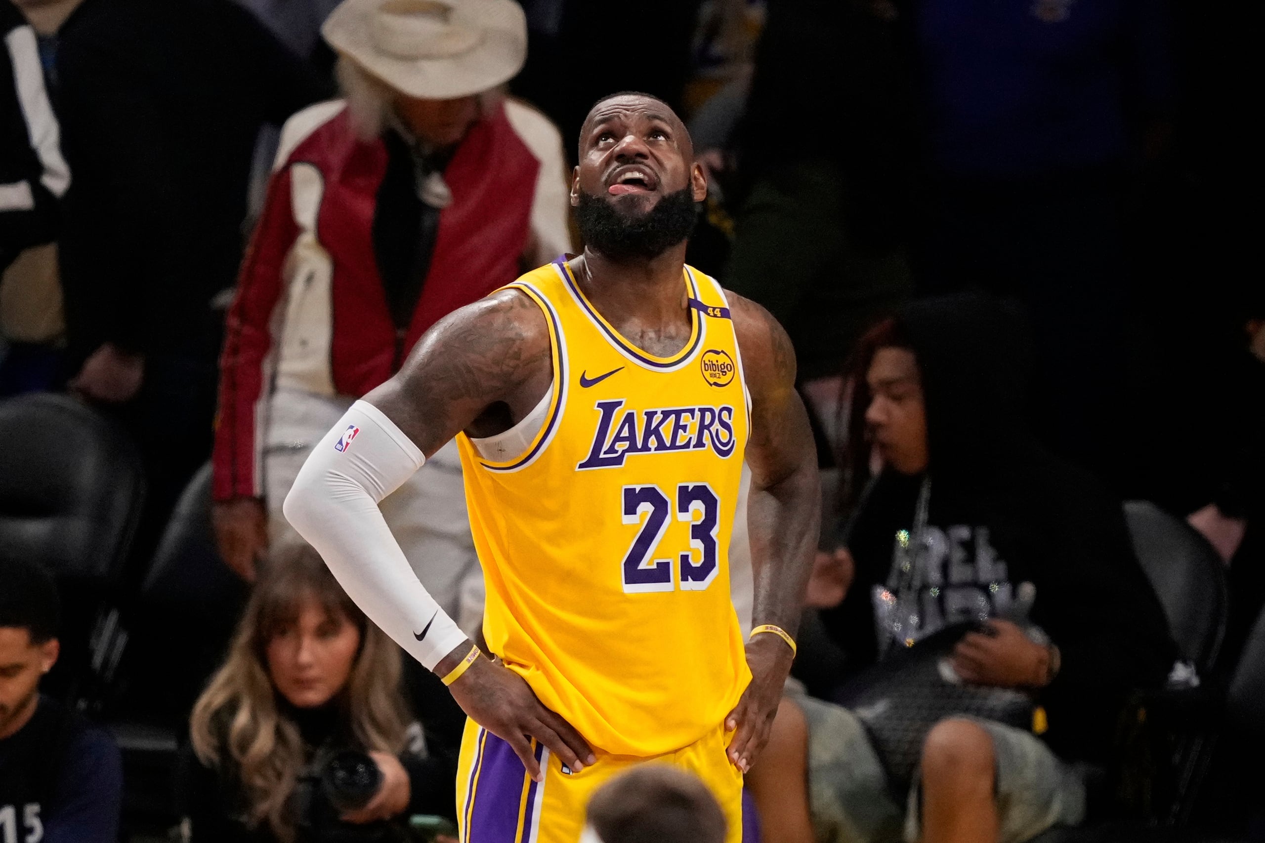 LeBron James de los Lakers de Los Ángeles durante los últimos segundos de la derrota ante los Timberwolves de Minnesota en el quinto juego de la serie de primera ronda de los playoffs de la NBA, el miércoles 30 de abril de 2025. (AP Foto/Mark J. Terrill)
