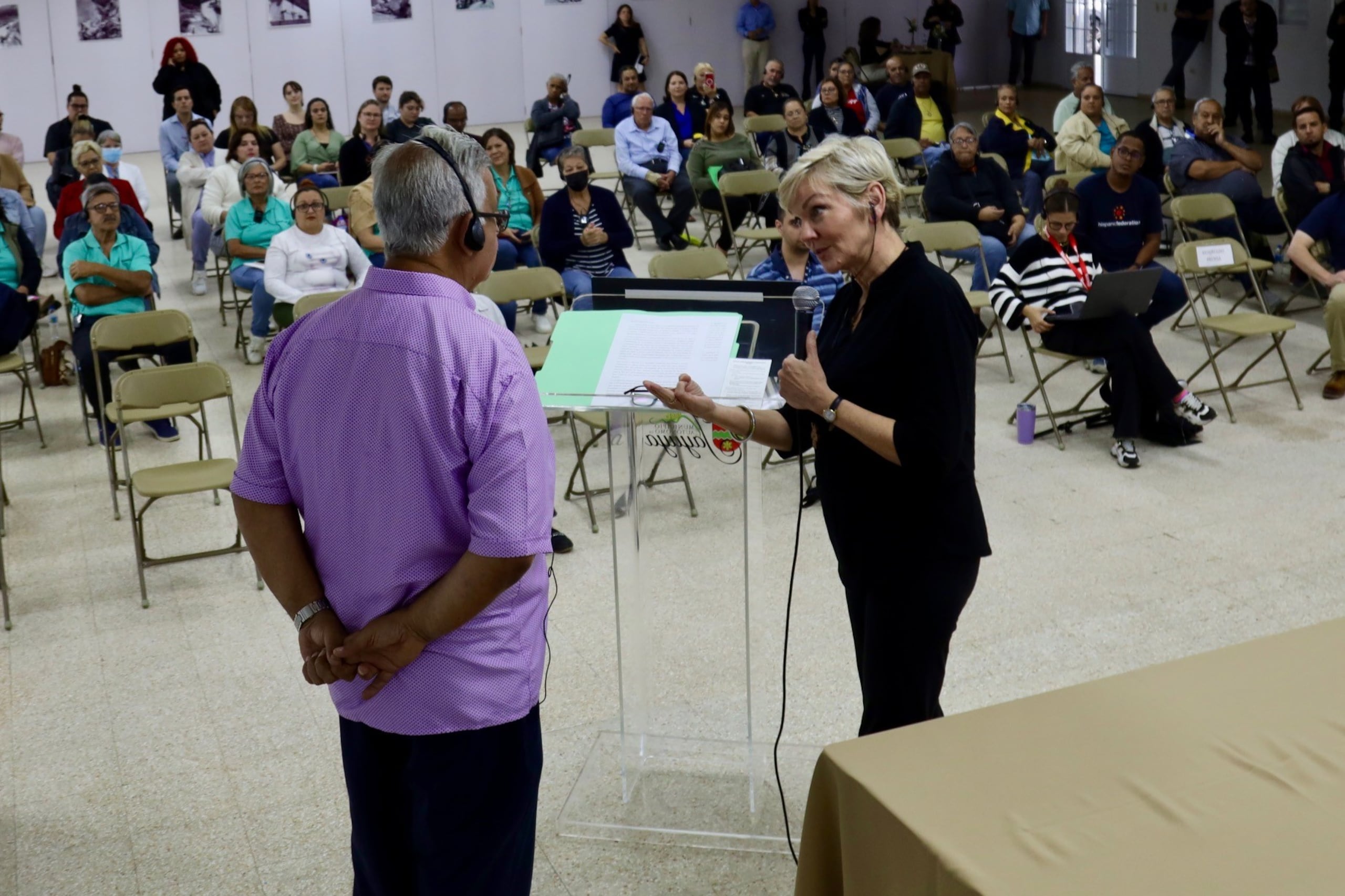 Las personas que entiendan que pueden cualificar para recibir la ayuda del Departamento de Energía, se podrán comunicar a partir de mañana viernes, al 1-833-822-8628, para que uno de los embajadores del Programa de Acceso Solar se ponga en contacto con ellos.