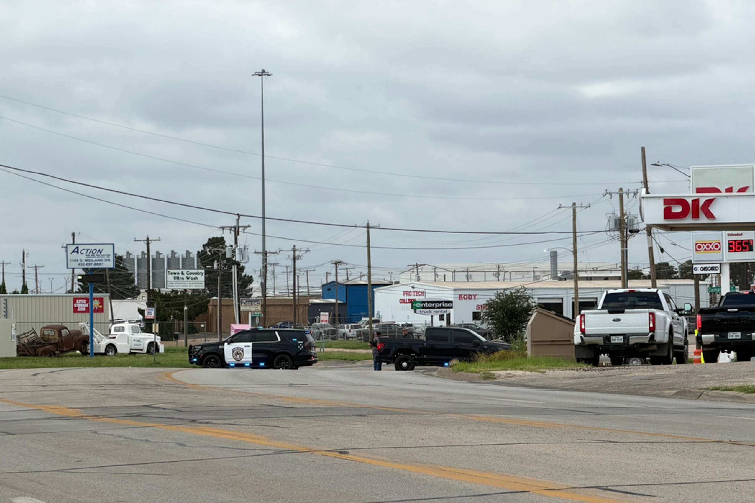 Las autoridades responden a una escena de tirador activo el viernes 12 de junio de 2026 en Midland, Texas.