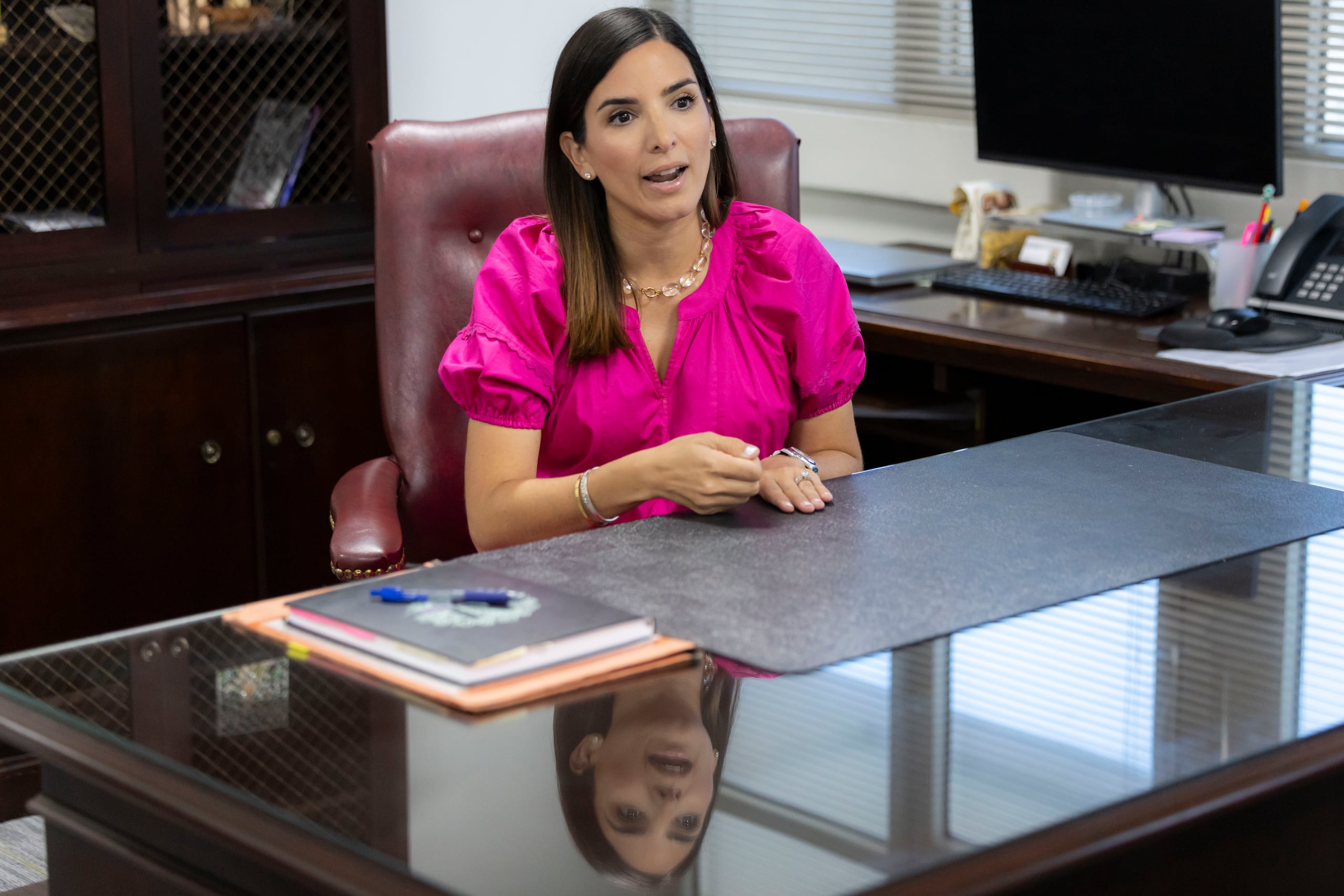 Torres alude a un intercambio de mensajes atribuido a la entonces comisionada Natalia Zequeira, donde una allegada le solicita que al momento de imponer una multa añadiera un “Croqueta Fee” y un “Cabr%@ Fee” contra Allied Fleet Services Inc. y AAA Car Rental.