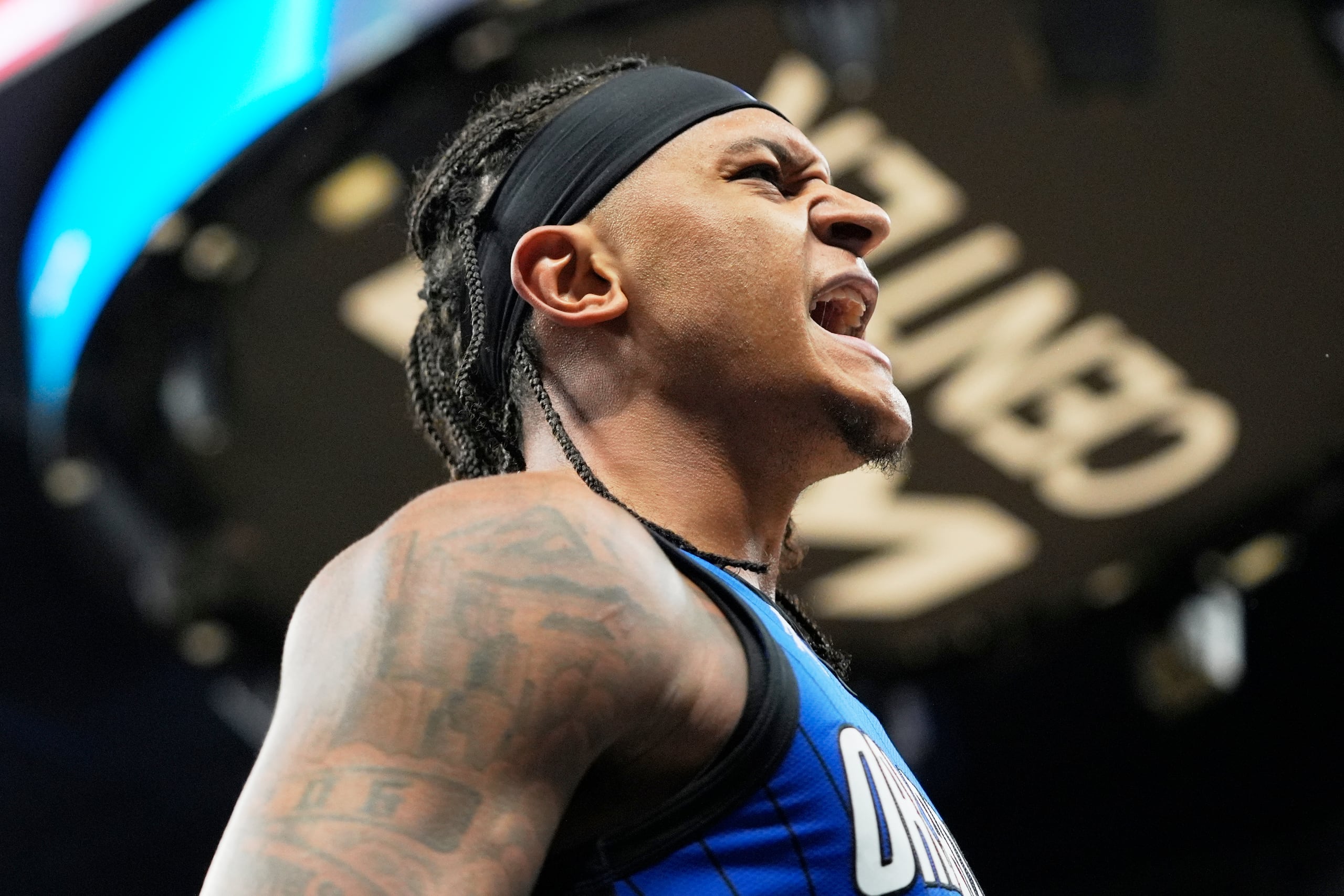 El alero del Magic de Orlando, Paolo Banchero, celebra al atinar una canasta y recibir una falta en el encuentro de Play-In ante los Hawks de Atlanta.