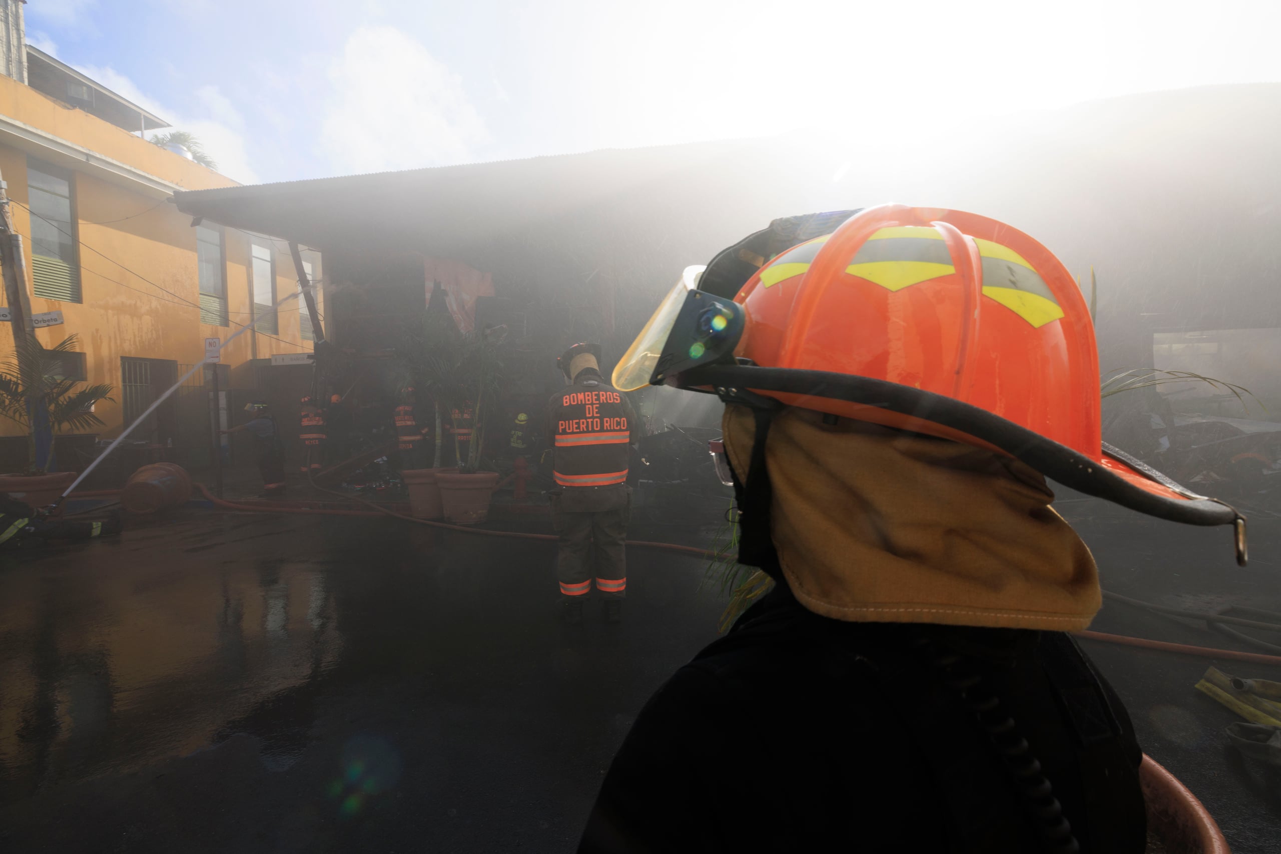 Bomberos extinguen un incendio. Foto por: Xavier Araújo | GFR Media