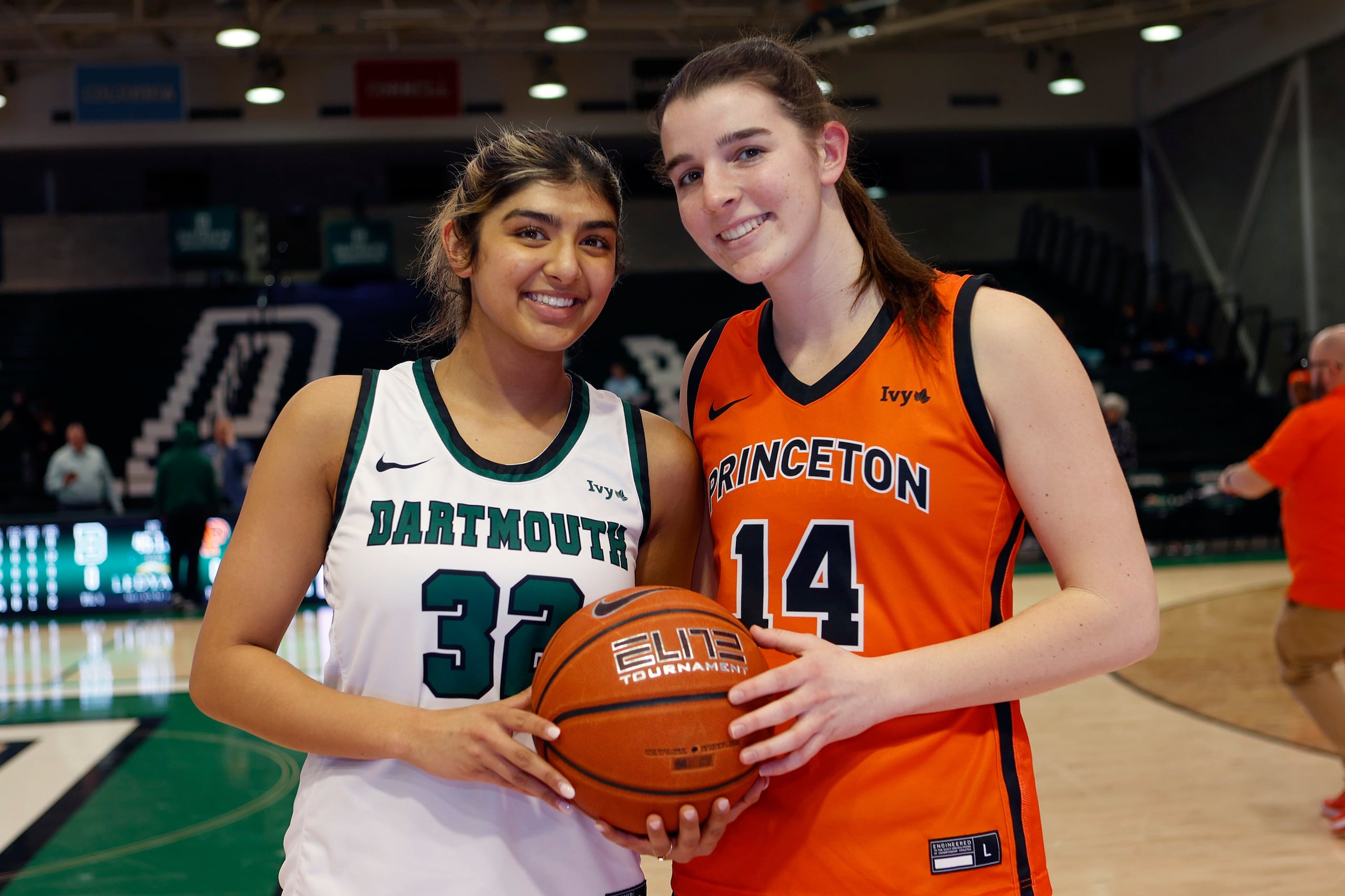 Annika Jiwani, de Dartmouth, y Emily Eadie, de Princeton, son solo dos de seis jugadoras de Kobe Bryant en el Mamba Academy que están atravesando por su primer año de experiencia en el baloncesto colegial en los Estados Unidos.