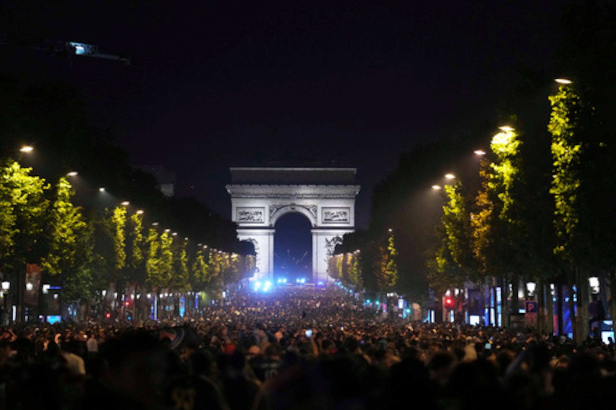 ¡París celebra! Fans del PSG festejan triunfo en Champions League en los Campos Elíseos.
