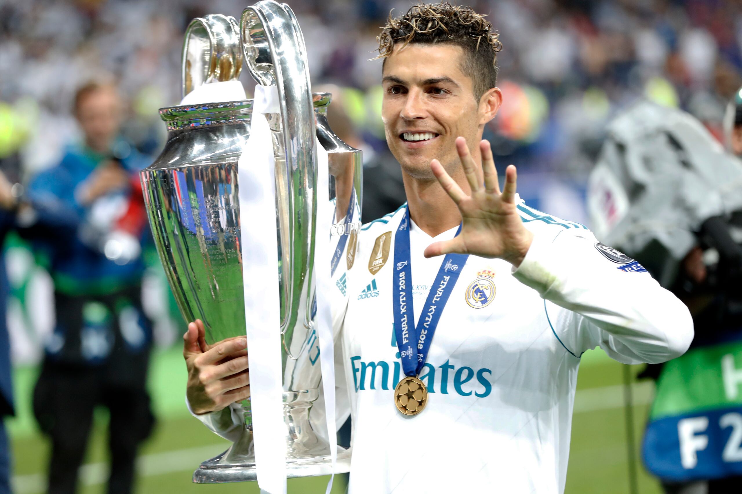 ARCHIVO - Cristiano Ronaldo celebra con el trofeo tras ganar el partido de la final de la Liga de Campeones entre el Real Madrid y el Liverpool en el Estadio Olimpiyskiy en Kiev, Ucrania, el sábado 26 de mayo de 2018.
