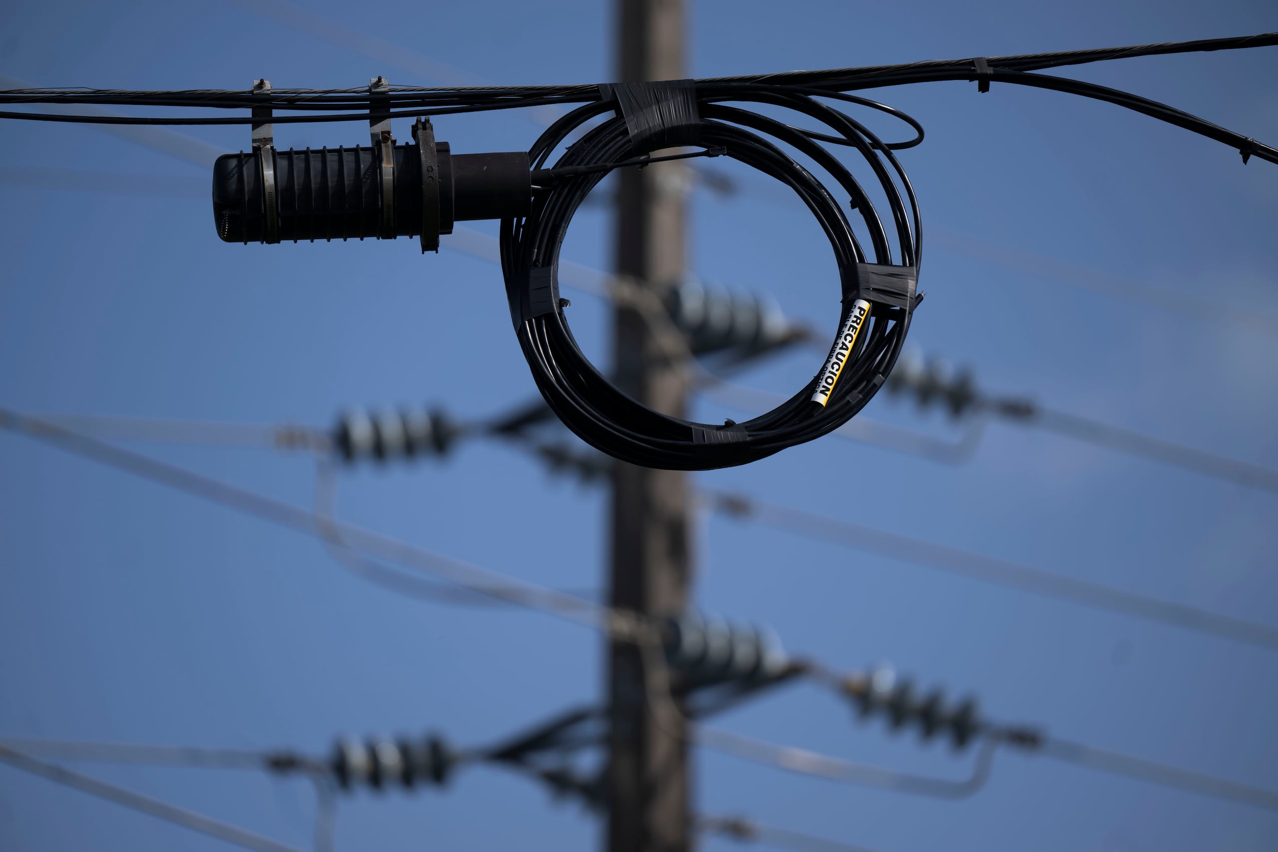 Imagen de componentes del sistema de transmisión y distribución de energía eléctrica.