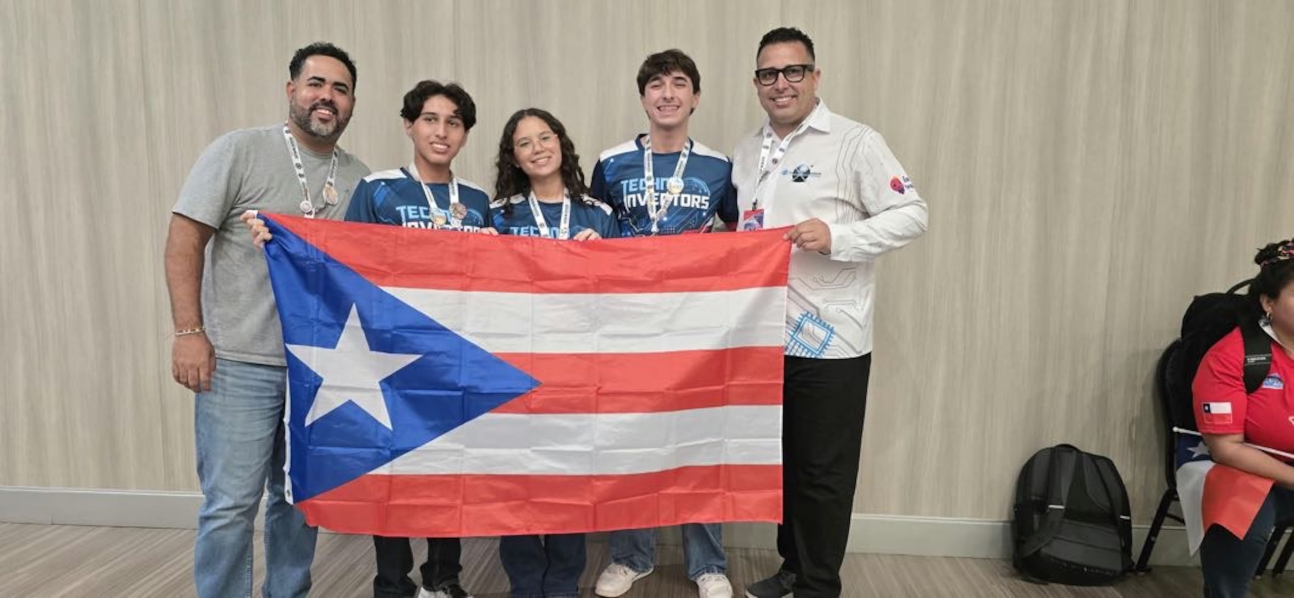 Delegación de Puerto Rico en la competencia internacional de robótica "Open Championship for the Americas 2026", celebrada en Ontario, California.