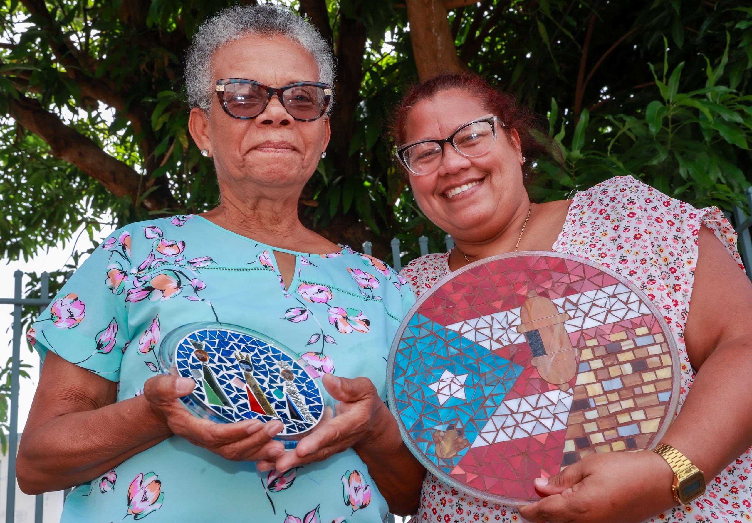 Denice González Vázquez y María Millet Vidot explican que el Comité de Líderes Comunitarios: Comunidad Organizada de Cucharillas ha apostado a la voluntad de su gente para enfrentar la adversidad e impulsar proyectos de autogestión y recreación.