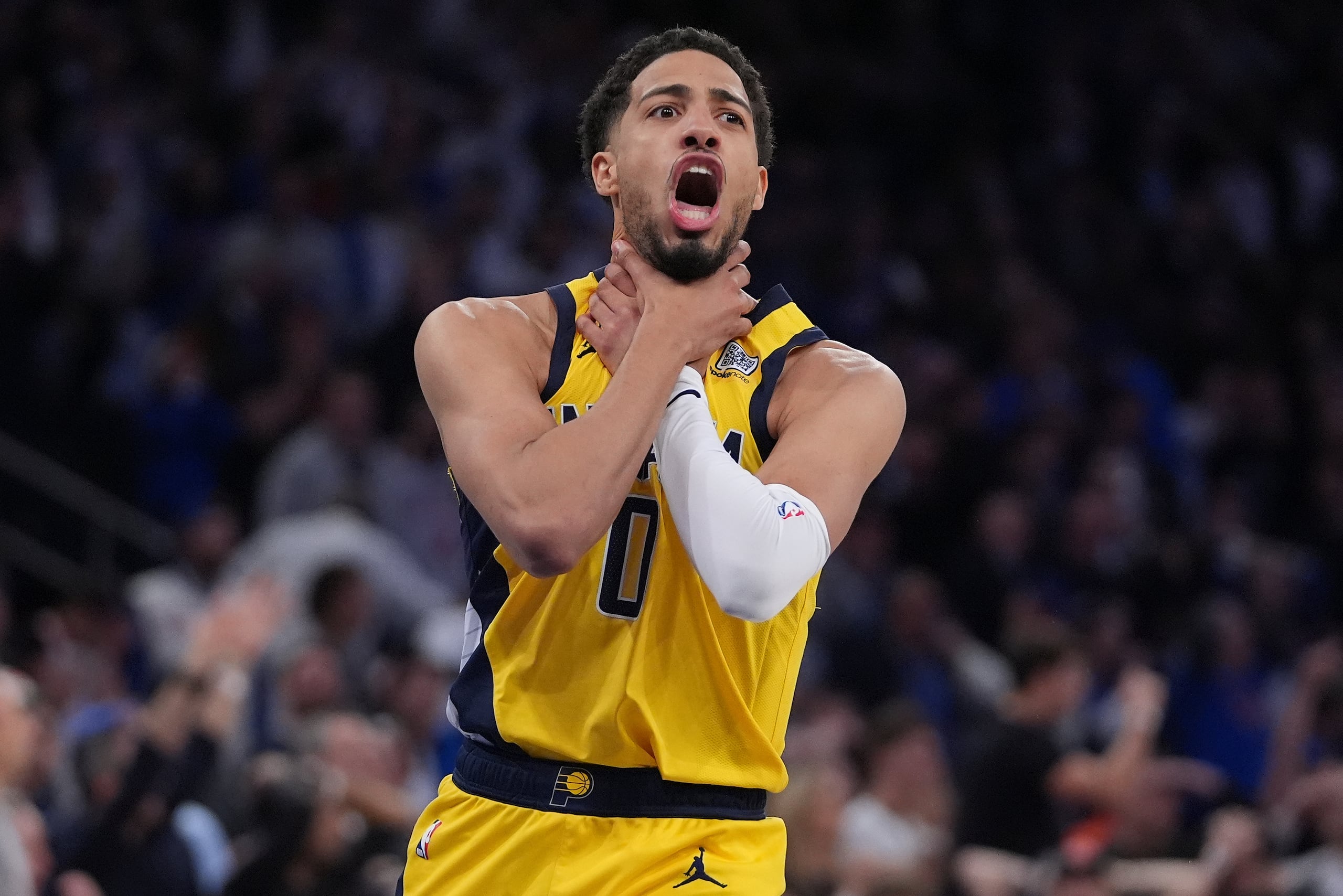 Tyrese Haliburton, de los Pacers, replica lo que hizo Reggie Miller, miembro del Salón de la Fama de los Pacers, a Spike Lee mientras lideraba una remontada de los Pacers en un juego de playoffs en 1994.
