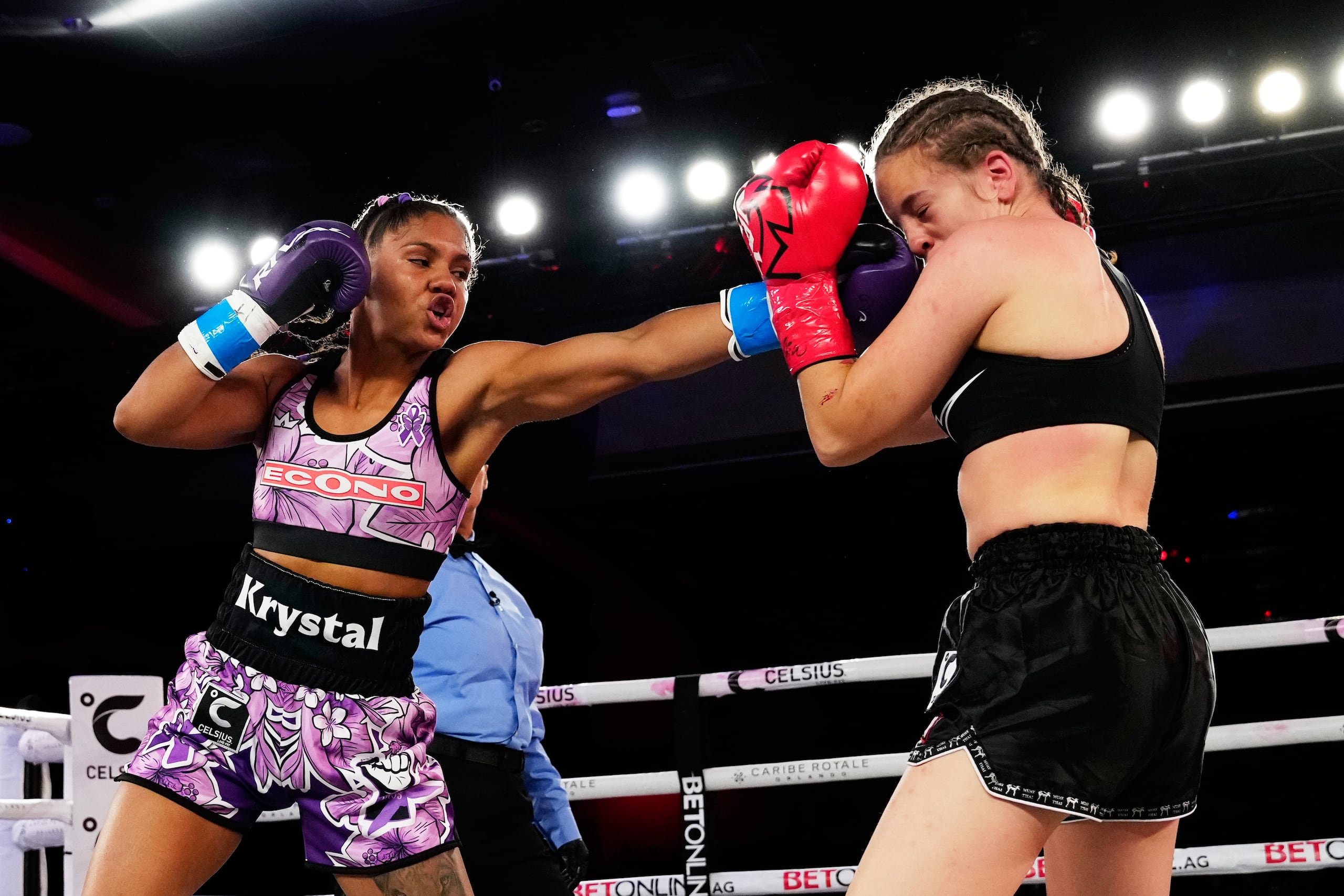 Krystal Rosado en su pelea contra la húngara Kata Pap.