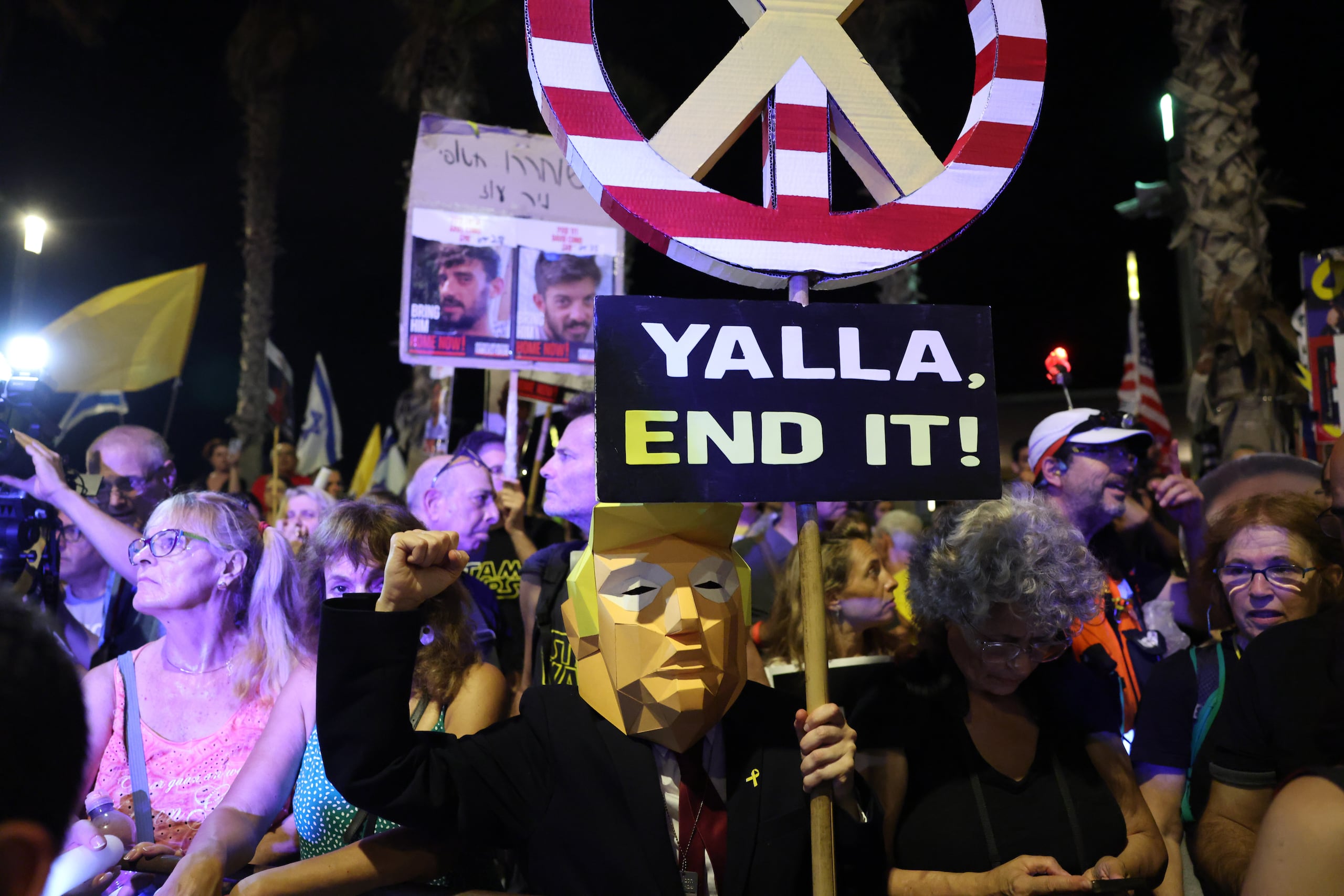 Seguidores y familiares de rehenes israelíes retenidos por Hamas en Gaza protestaron este sábado, 19 de julio, frente a la Embajada de Estados Unidos en Tel Aviv (Israel). (EFE/Abir Sultan)