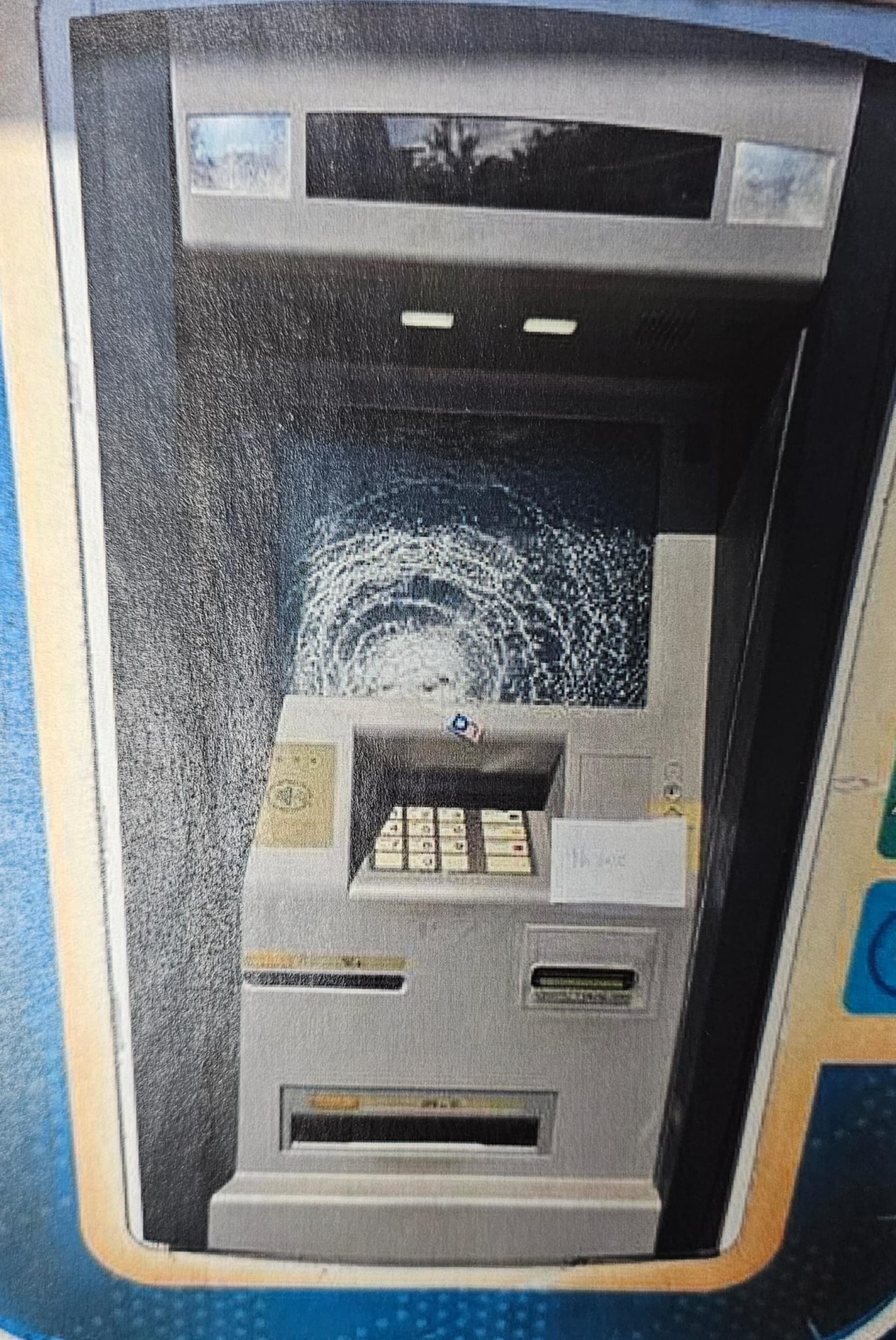 Se busca a una pareja de jóvenes por ocasionar daños a la pantalla de la máquina de ATH de la sucursal del Banco Popular de la avenida Las Canelas en el barrio San Daniel, frente a la Universidad Interamericana, de Arecibo.