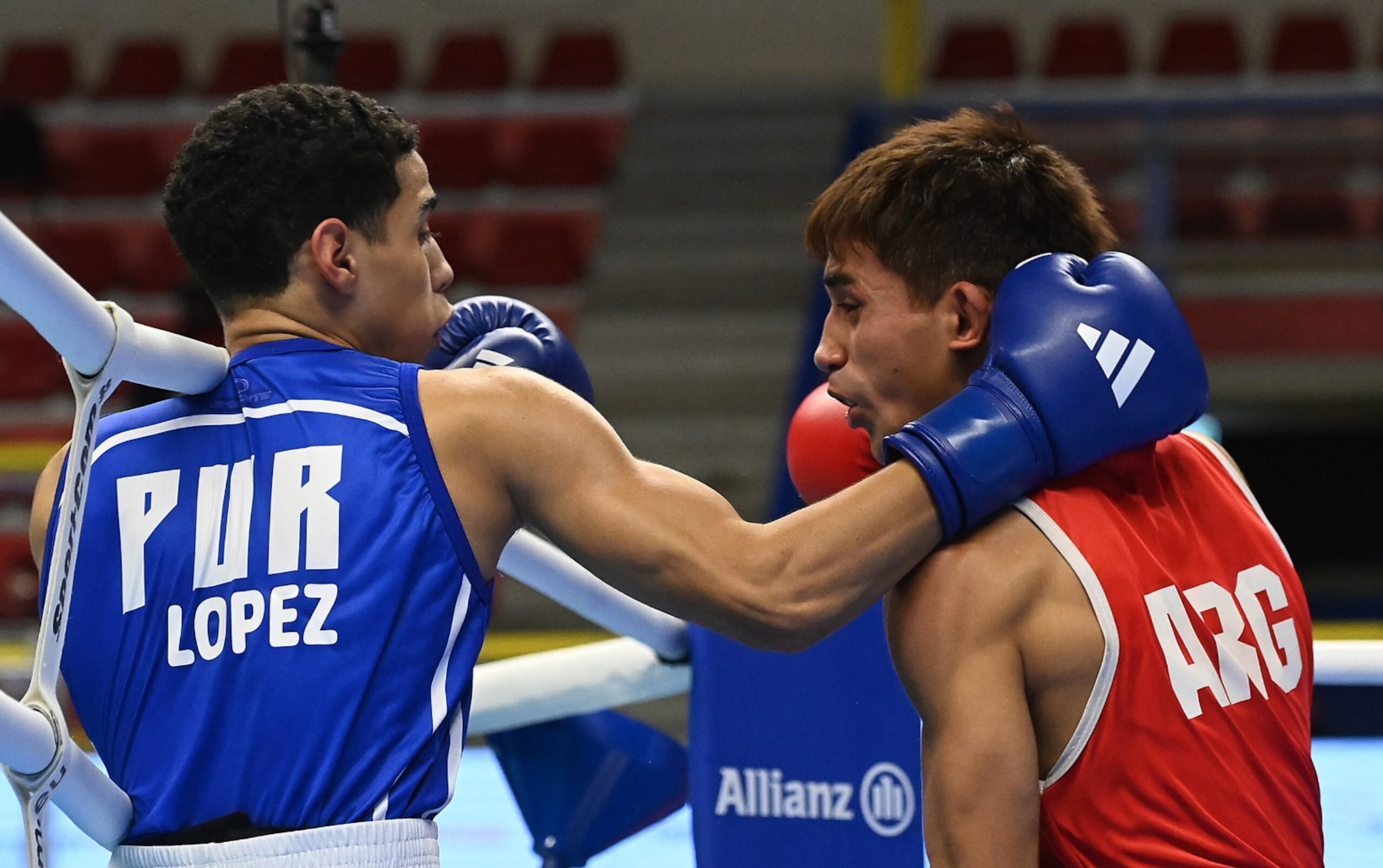 Juanma López hijo - a la izquierda- conecta una zurda al argentino Ramón Quiroga durante su combate de octavos de final del preolímpico en Italia. (Suministrada)