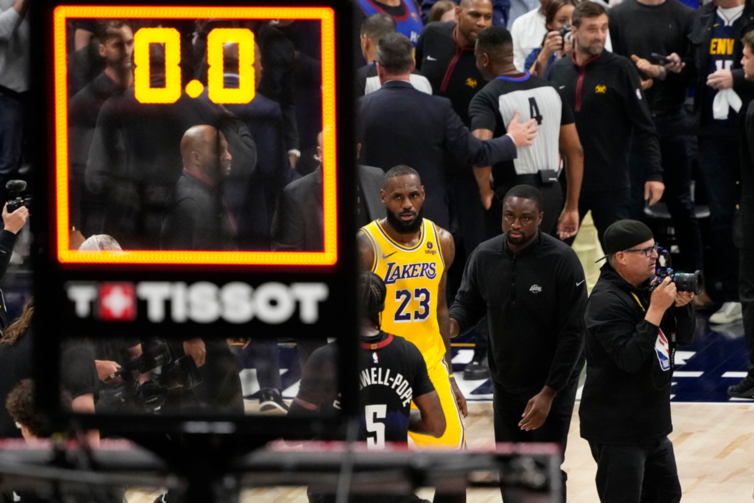 LeBron James abandona la cancha después de la derrota a manos de los Nuggets de Denver en la primera ronda de los playoffs.