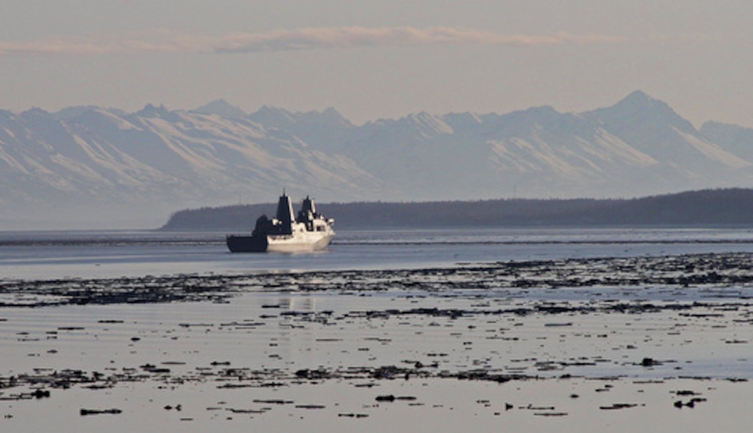 El USS Anchorage, un buque de transporte anfibio, navega por el Cook Inlet, en Alaska, el miércoles 1 de mayo de 2013. (Foto AP/Mark Thiessen, archivo)