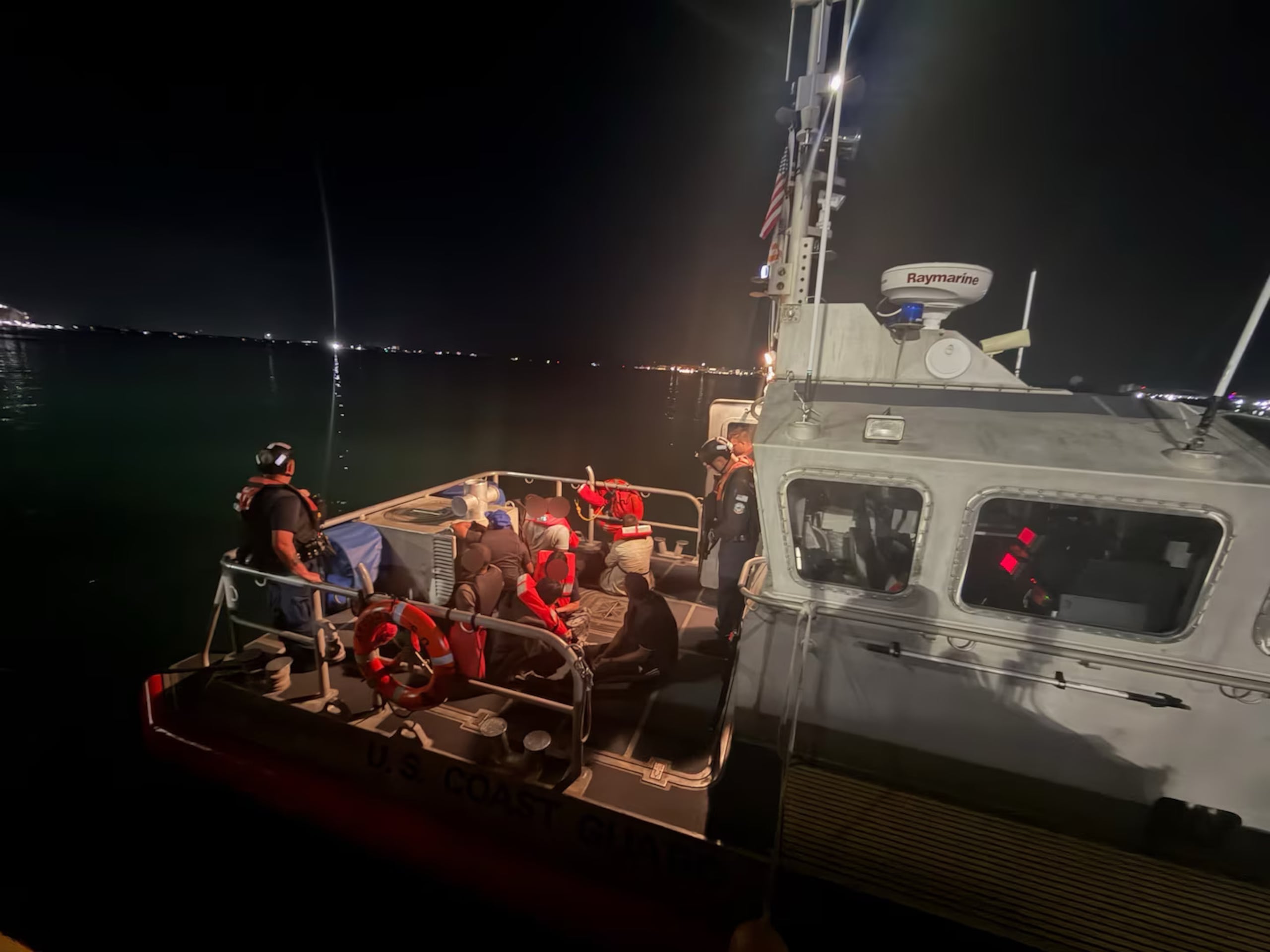 La embarcación se aproximaba al puerto de San Juan escoltada por el remolcador Southern Down, cuando se recibió un informe del avistamiento de polizones a bordo.