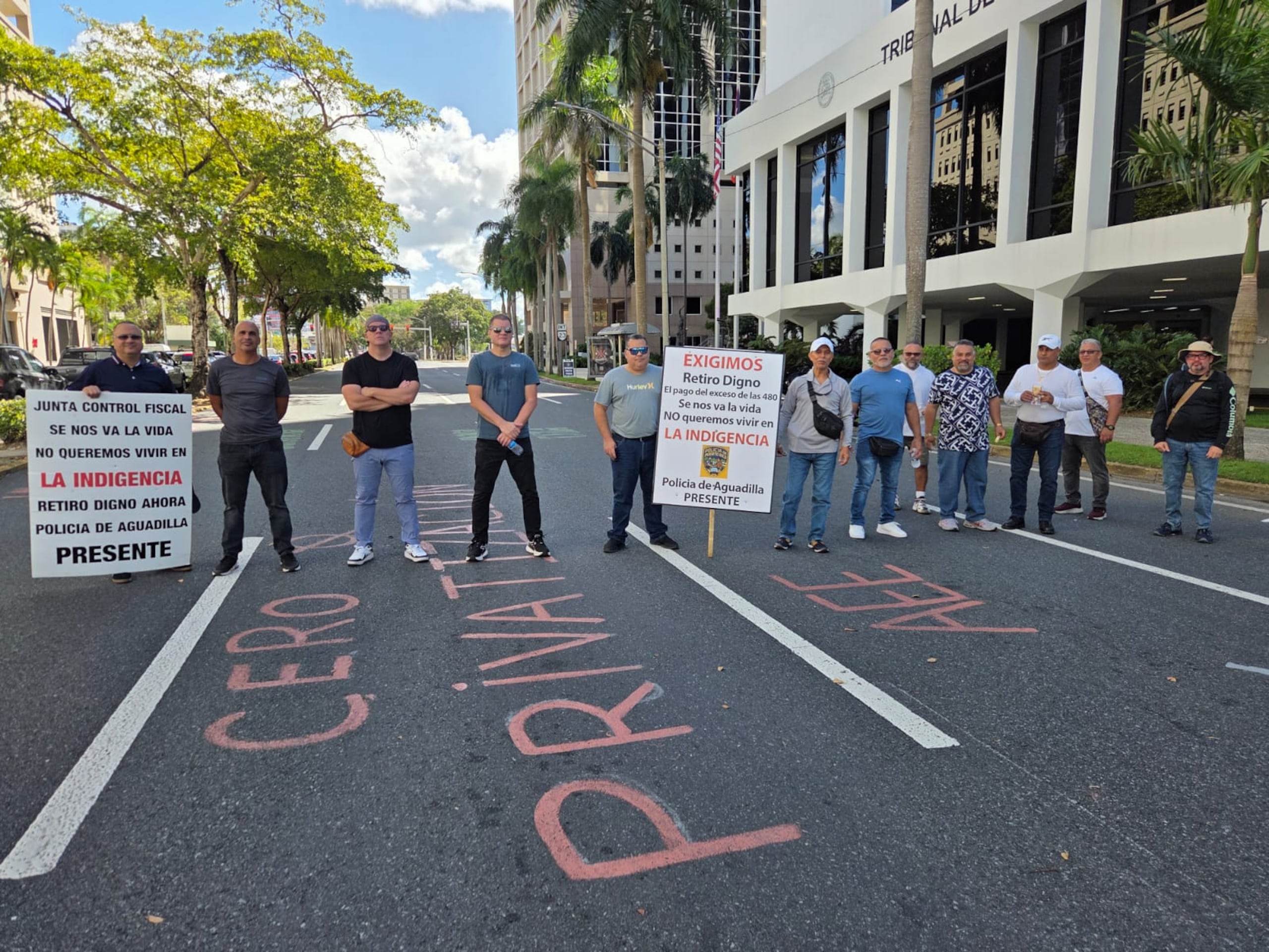 La Asociación de Policías Unidos Luchando Inc., junto a otros integrantes, paralizaron un tramo de la avenida Luis Muñoz Rivera en Hato Rey para exigirle a la JSF un alza salarial.