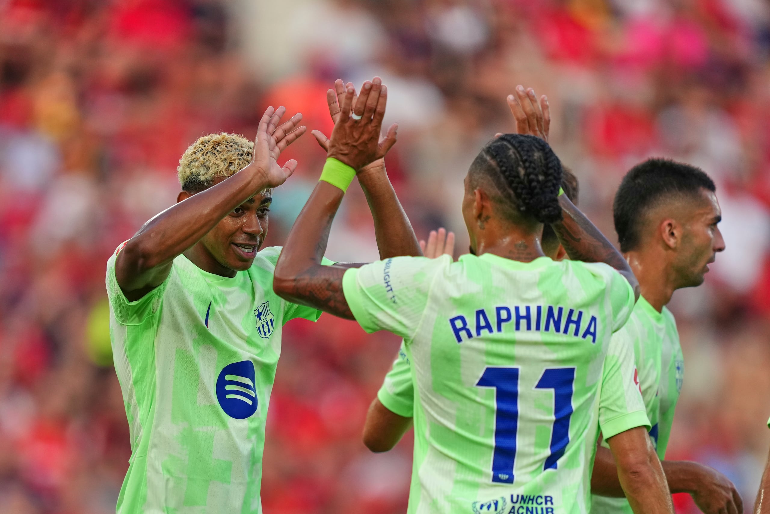 Lamine Yamal celebra con Raphinha, ambos del Barcelona, tras marcar en el encuentro de La Liga ante el Mallorca el sábado 16 de agosto del 2024.