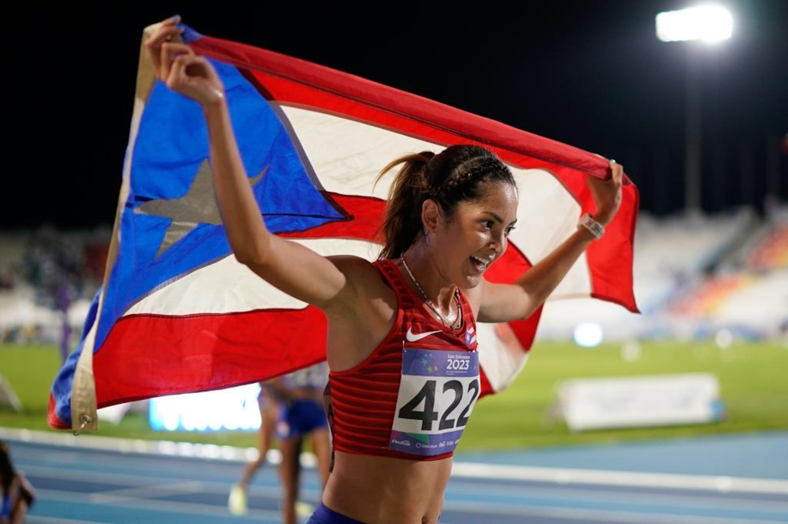 Negrón se convierte en la sexta integrante del equipo de atletismo en lograr el oro centroamericano.