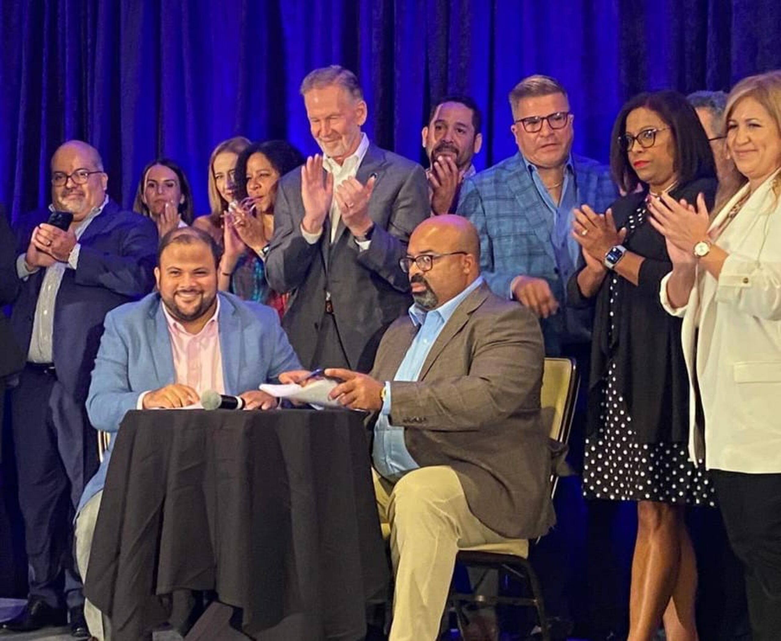El presidente de la HFMA-PR, Jorge Santiago Medina, y el presidente del CASS, Pedro Bárez Clavel, firmando el acuerdo.