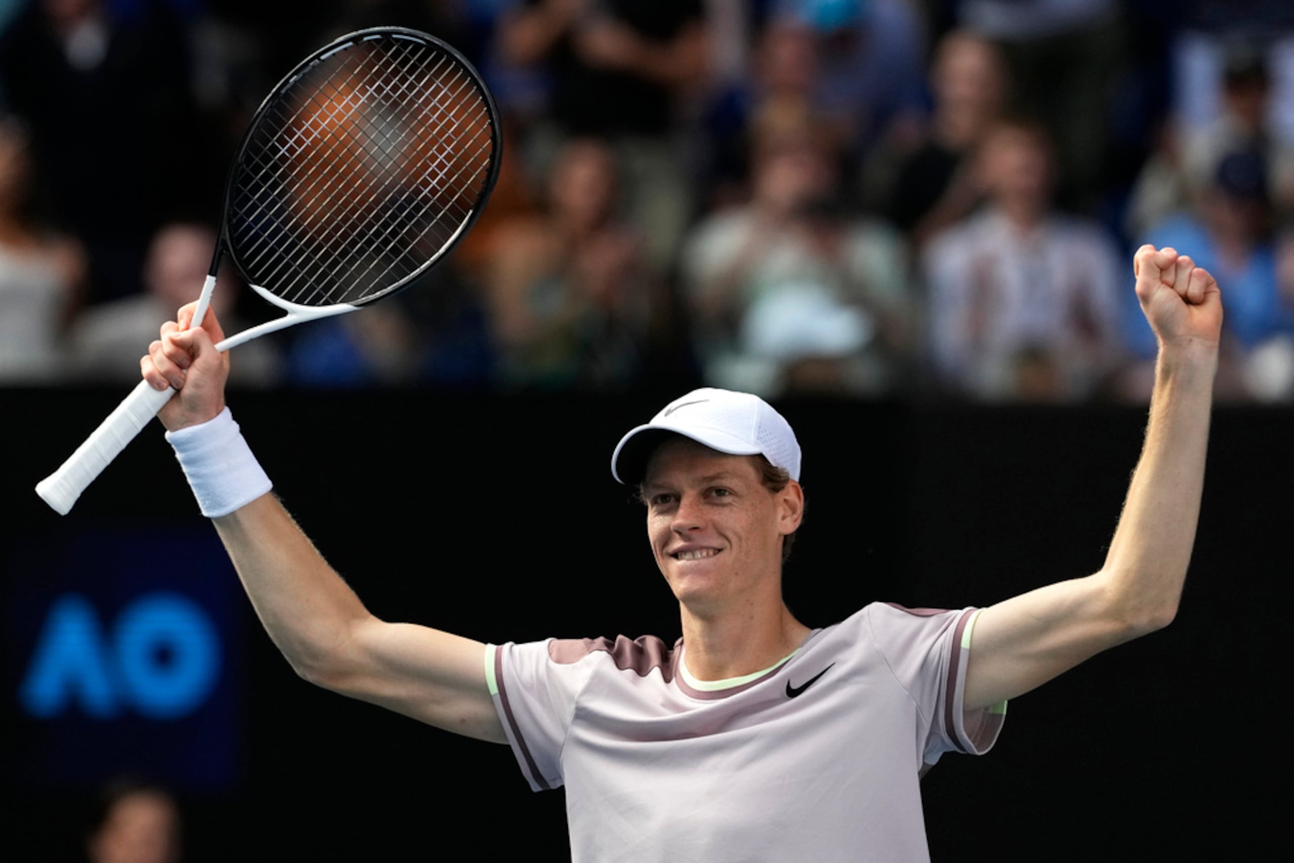 Jannik Sinner celebra su victoria sobre Novak Djokovic en las semifinales del Abierto de Australia. Su nuevo entrenado y terapista fueron en el pasado parte del equipo de trabajo de Djokovic.