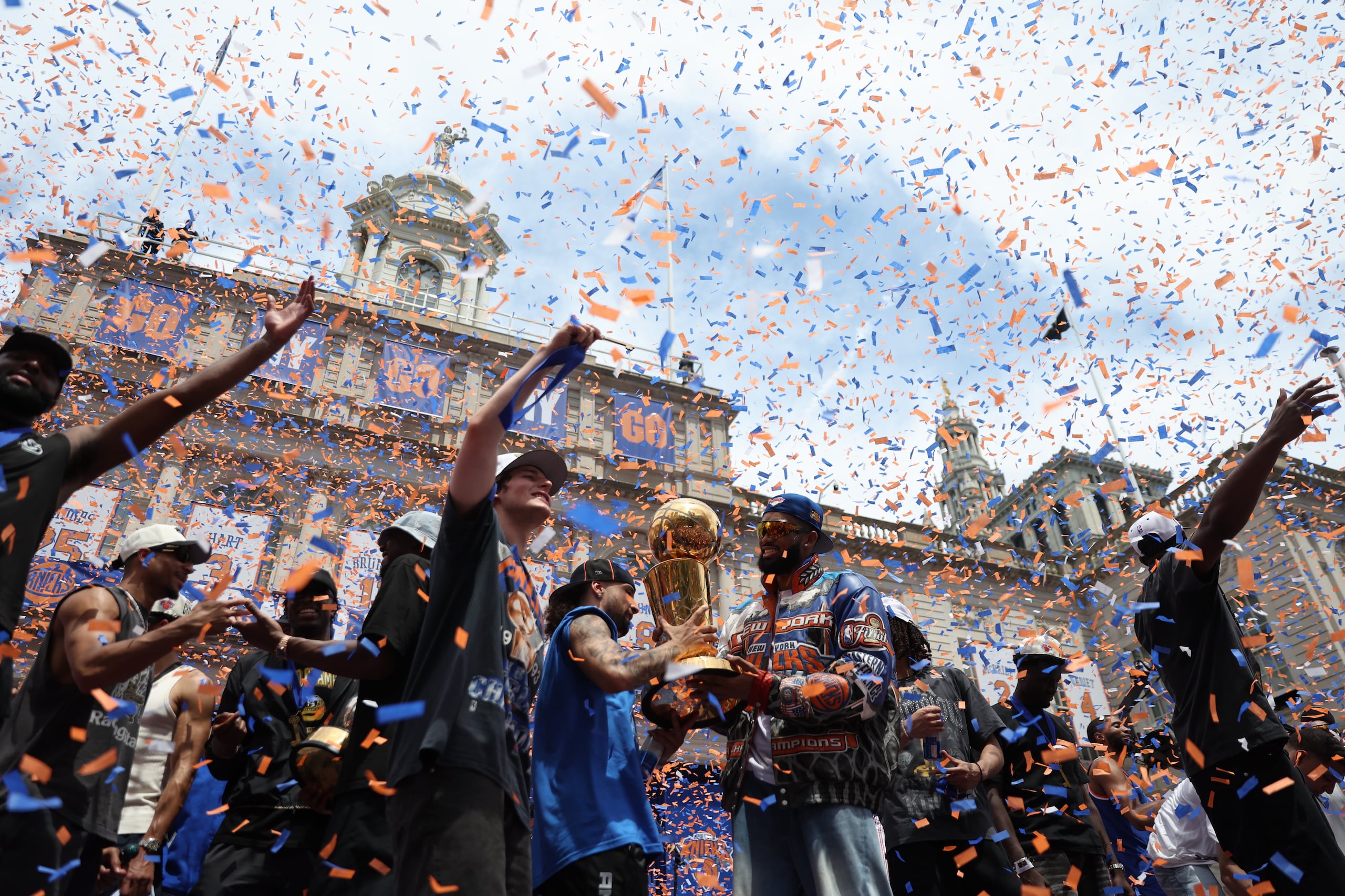 Un grupo de los jugadores de los Knicks celebran frente al City Hall de Nueva York.