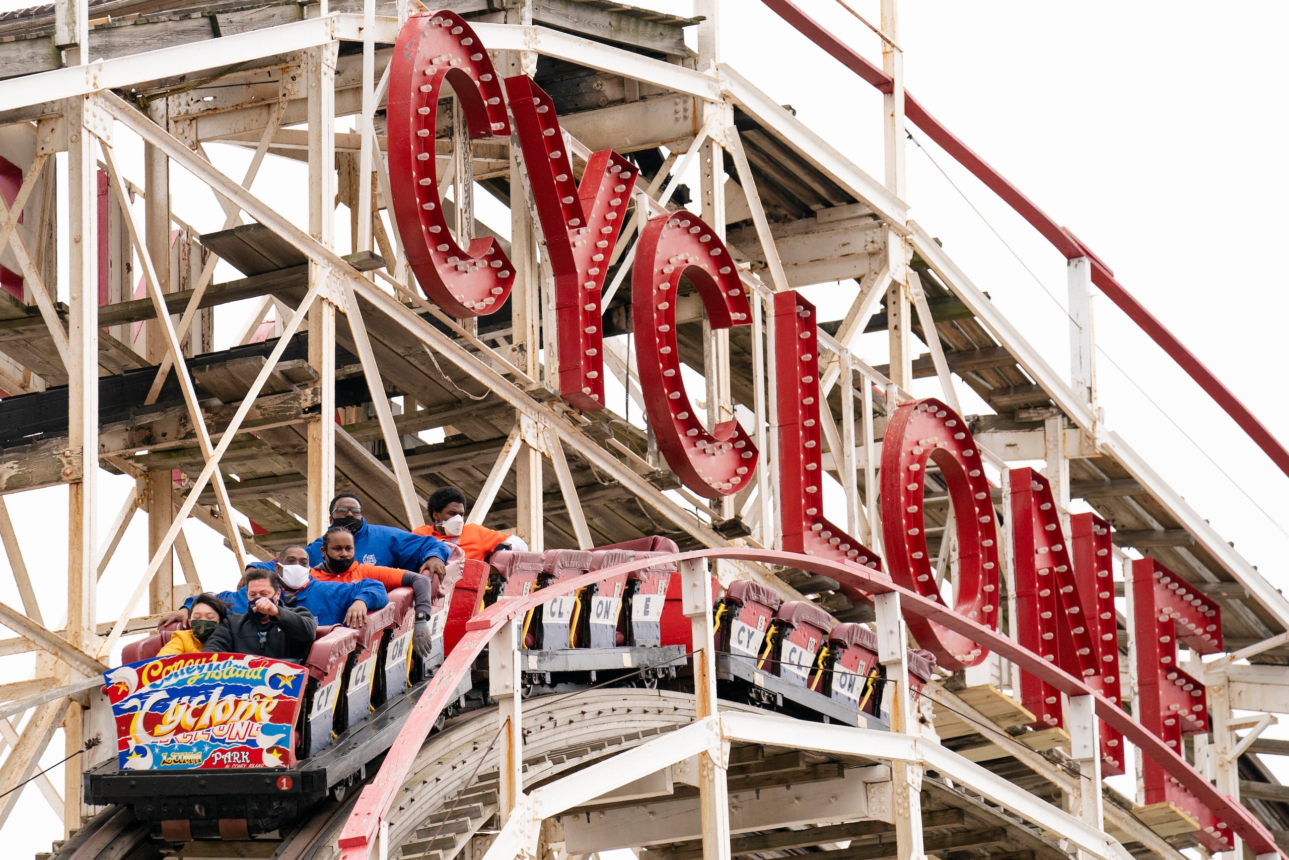 La estación de Coney Island es donde están el paseo marítimo y atracciones como la montaña rusa Cyclone.