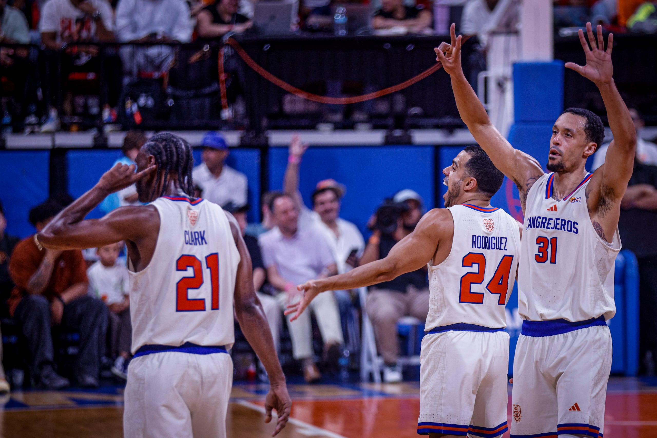 Sexto juego de la serie final de la Conferencia A del BSN entre los Cangrejeros contra los Vaqueros en el Coliseo Roberto Clemente.