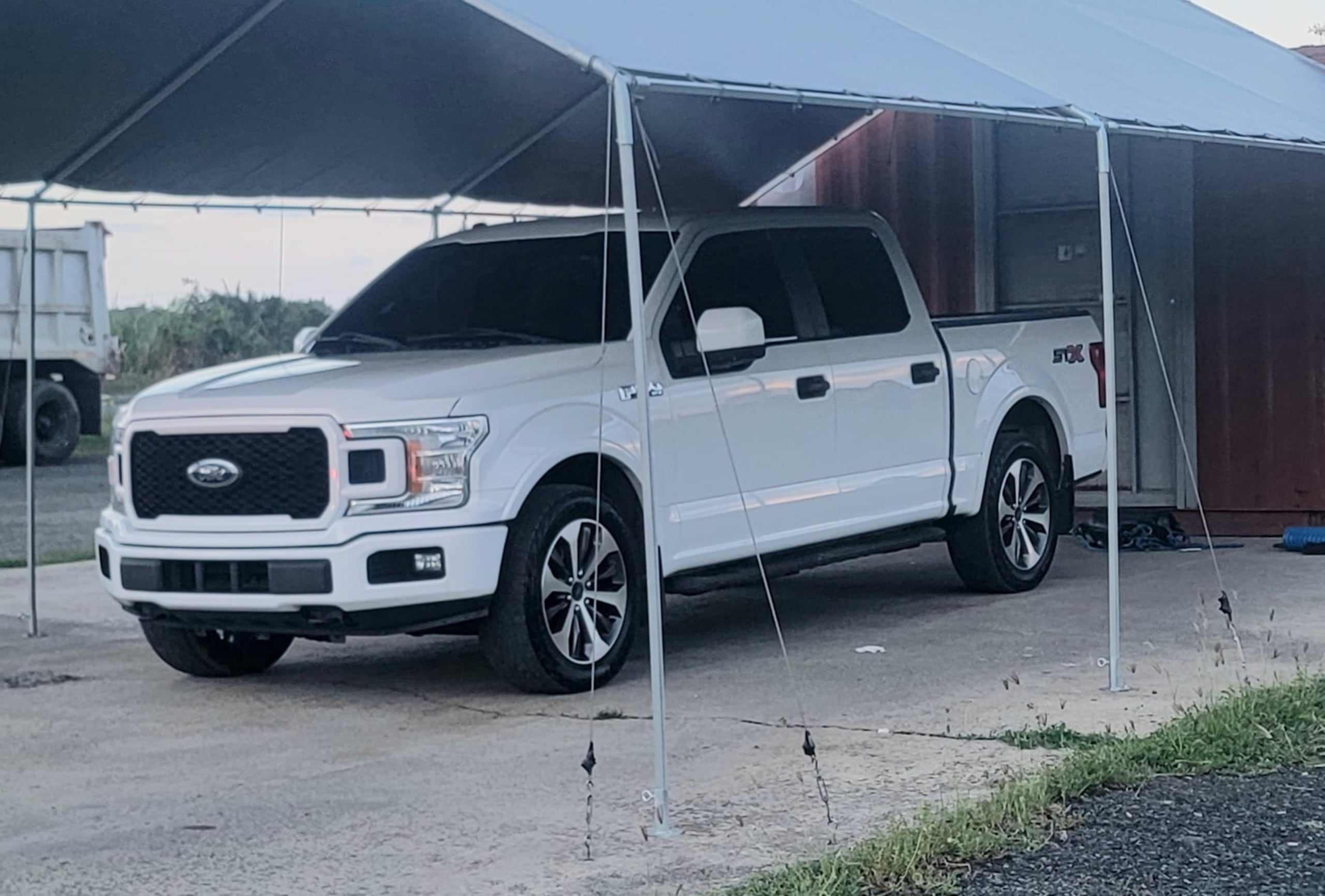 El vehículo fue ubicado por la división de Inteligencia, adscrita a la Superintendencia de Operaciones Especiales (SAOE), en el estacionamiento de una ferretería en la carretera 991 de Luquillo.