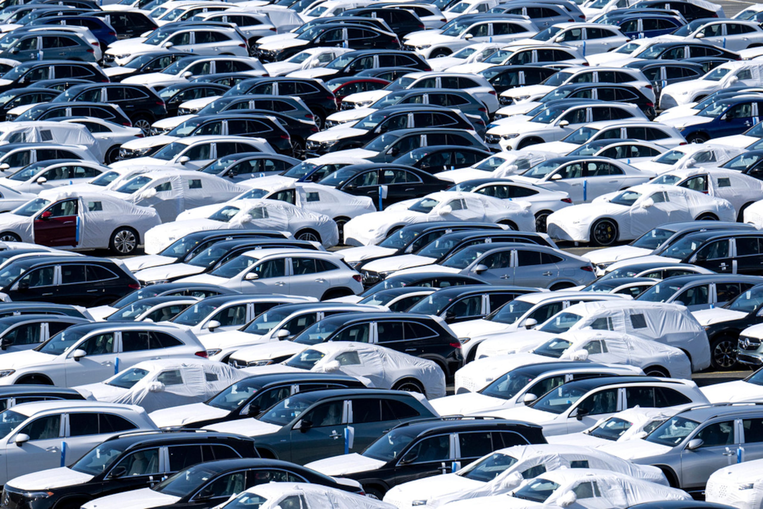 Autos alineados antes de ser cargados en los barcos en el puerto de BLG Autoterminal Bremerhaven, Alemania, el 1 de abril de 2025.