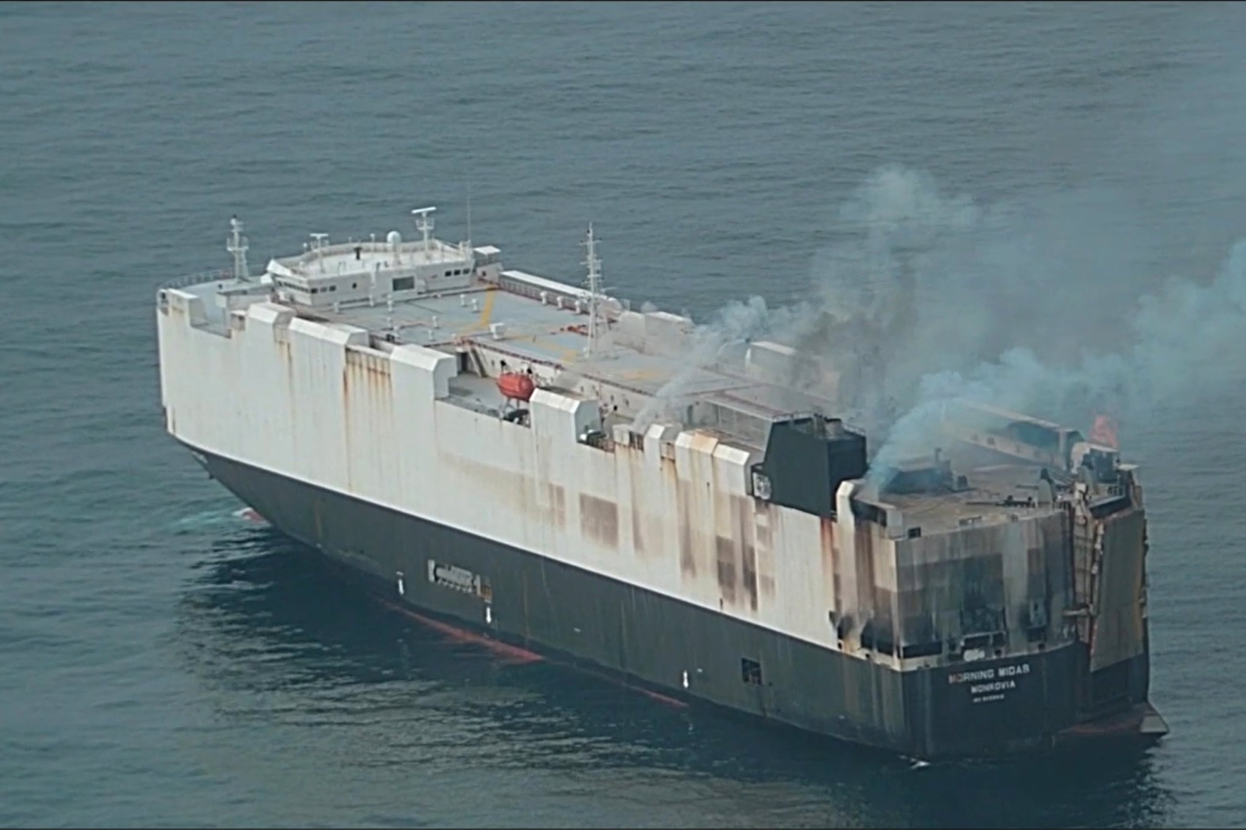 Captura de un video de la Guardia Costera de Estados Unidos, el 4 de junio de 2025, del carguero 'Morning Midas' incendiándose al suroeste de Adak, en Alaska (Estados Unidos). (EFE/ Guardia Costera EEUU)