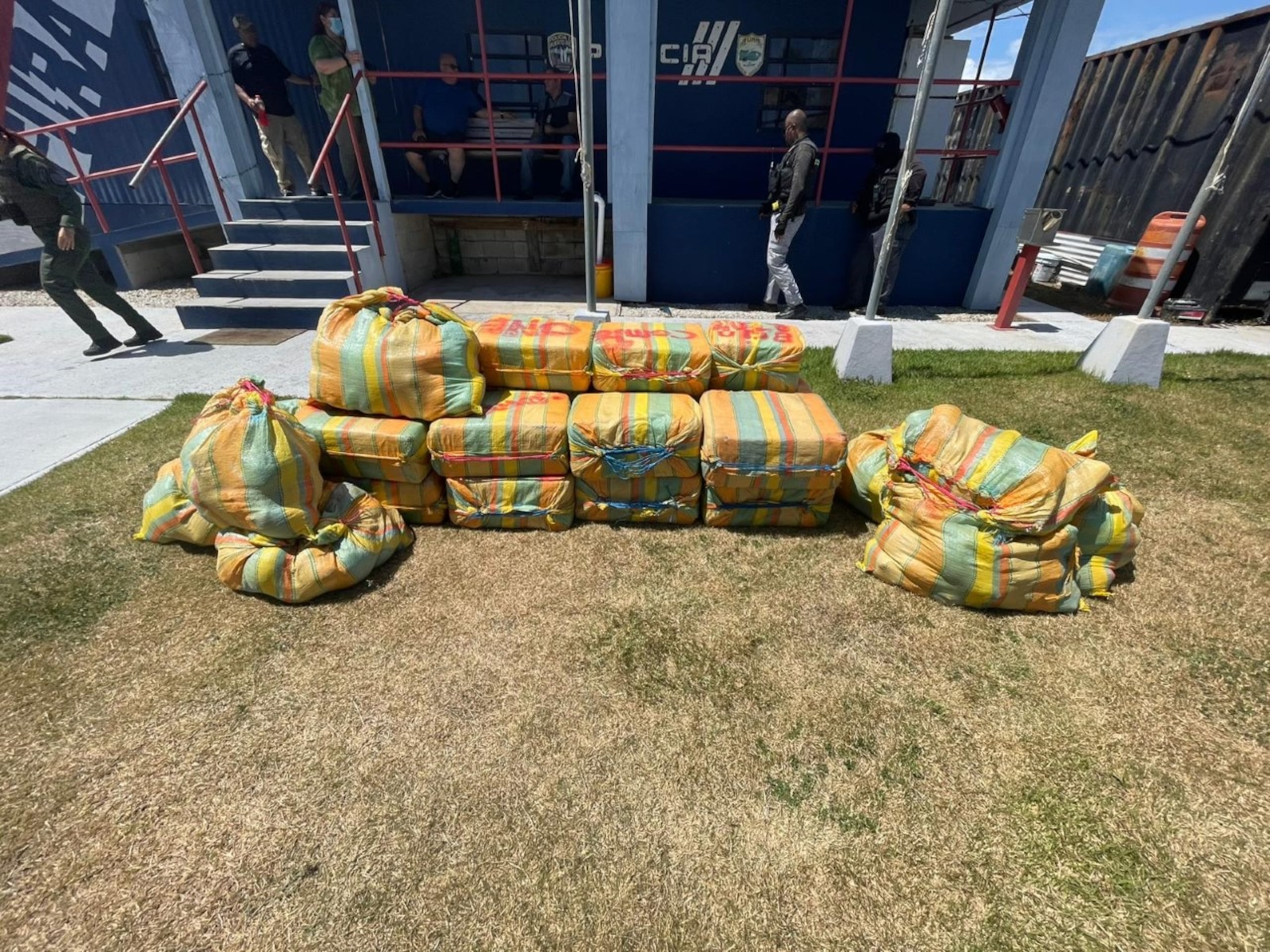 Los 29 fardos contenían 850 bloques de cocaína que se cree llegaron a la isla procedentes de Colombia.