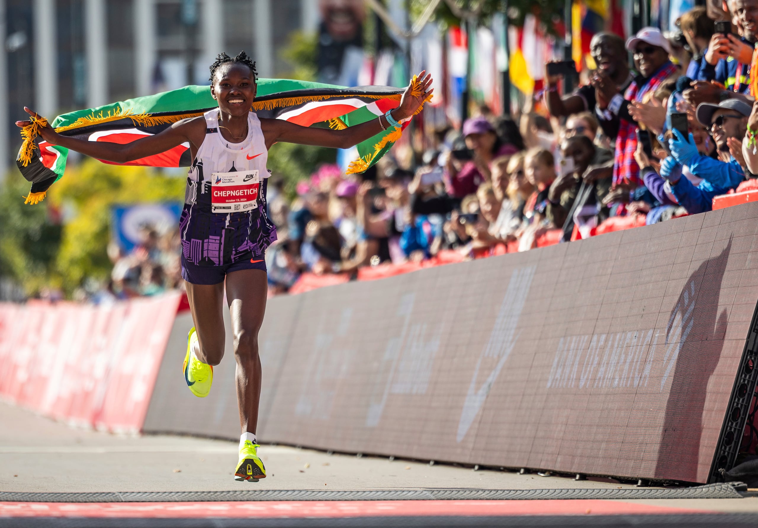 Ruth Chepngetich rebajó casi dos minutos el anterior récord mundial.