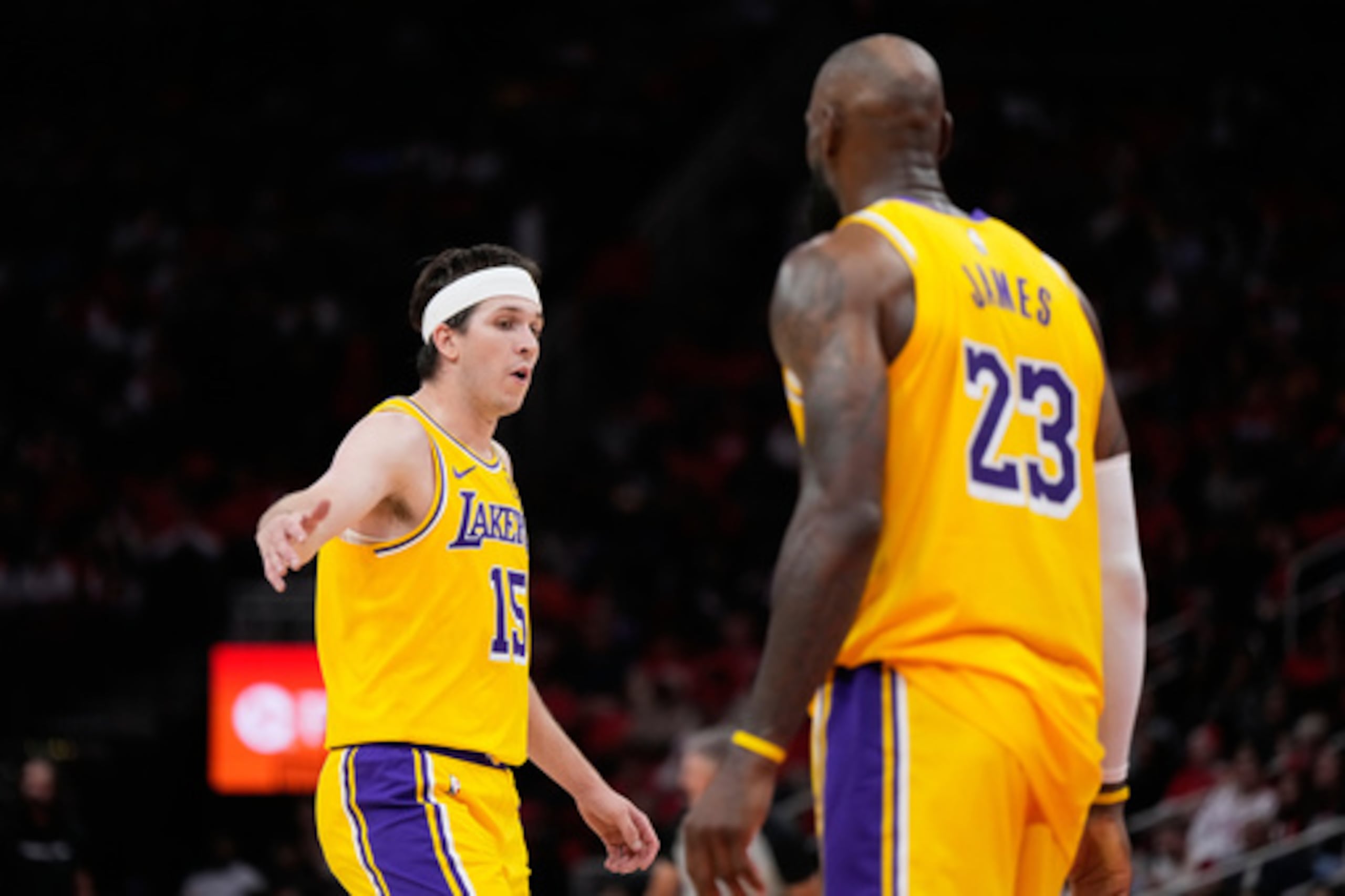 El escolta de Los Ángeles Lakers Austin Reaves (15) celebra con el alero LeBron James (23) durante la segunda mitad del sexto partido de la primera ronda de los playoffs de baloncesto de la NBA contra los Houston Rockets en Houston, el viernes 1 de mayo de 2026. (AP Photo/Ashley Landis)