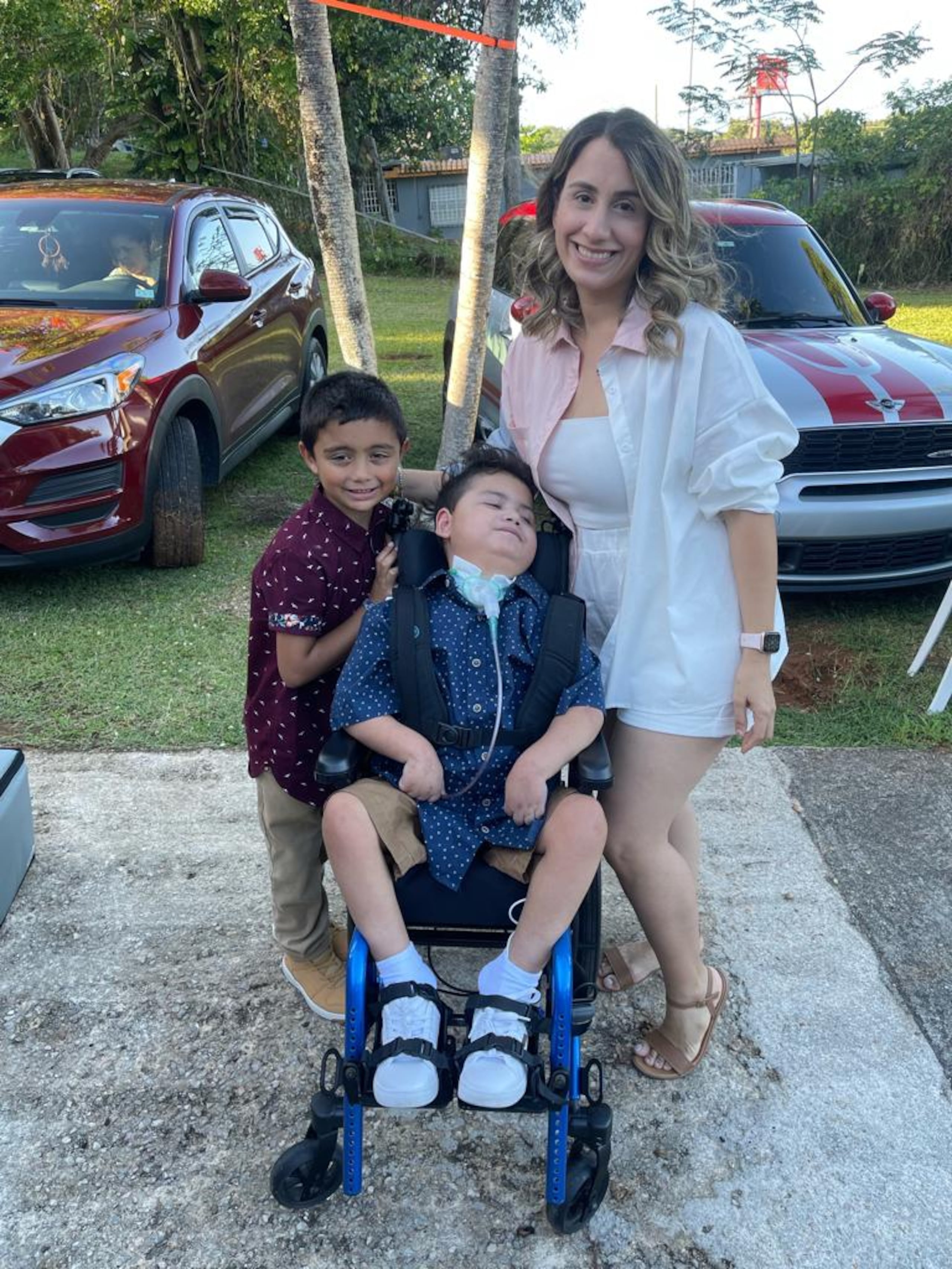 Nicole Rebeca Vélez Castro, madre Nicolás Torres Vélez, de cinco años y quien padece del Síndrome FIRES, realiza rifas para ayudar a sufragar sus gastos médicos. Nicolás también tiene un hermano mayor, Sebastián, de siete años. Suministrada