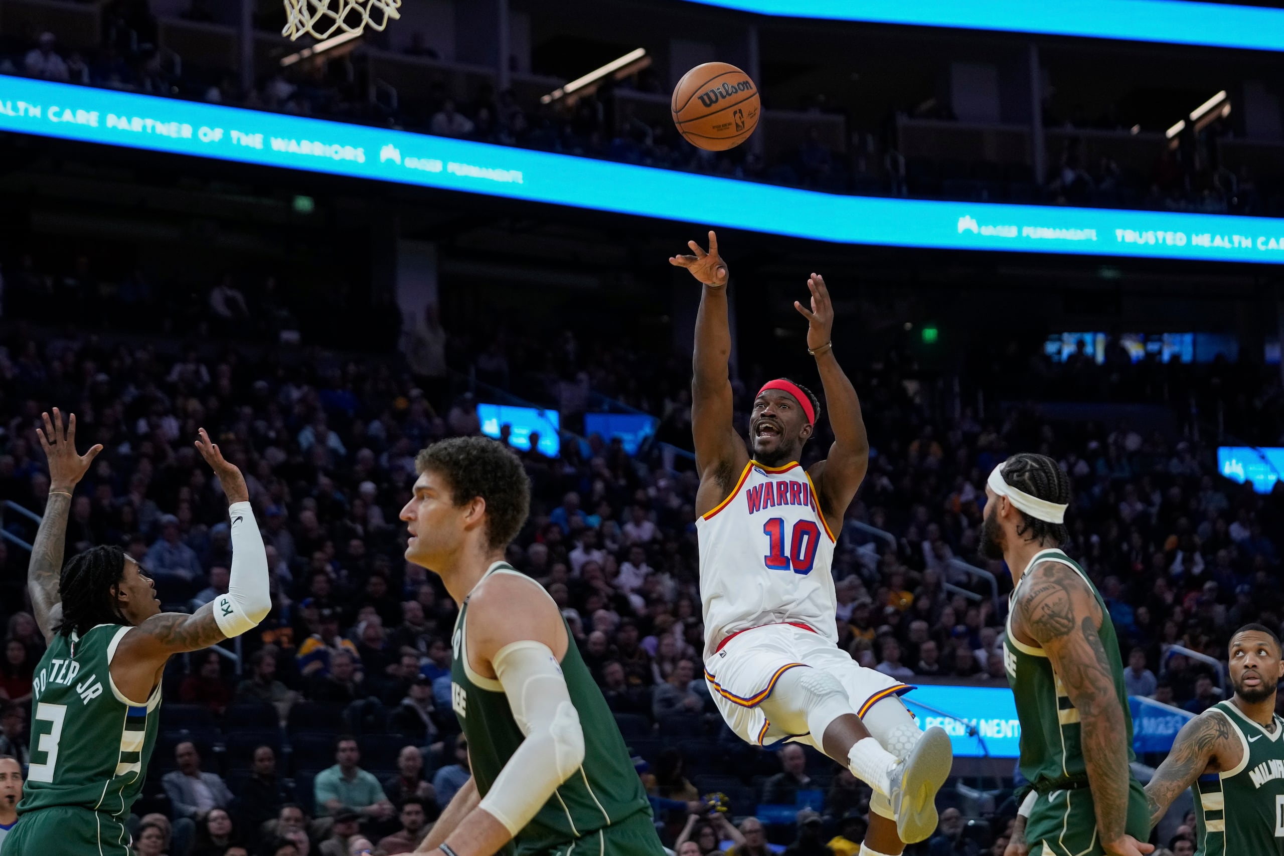 El alero de los Warriors de Golden State Jimmy Butler lanza el balón en el encuentro ante los Bucks de Milwaukee.