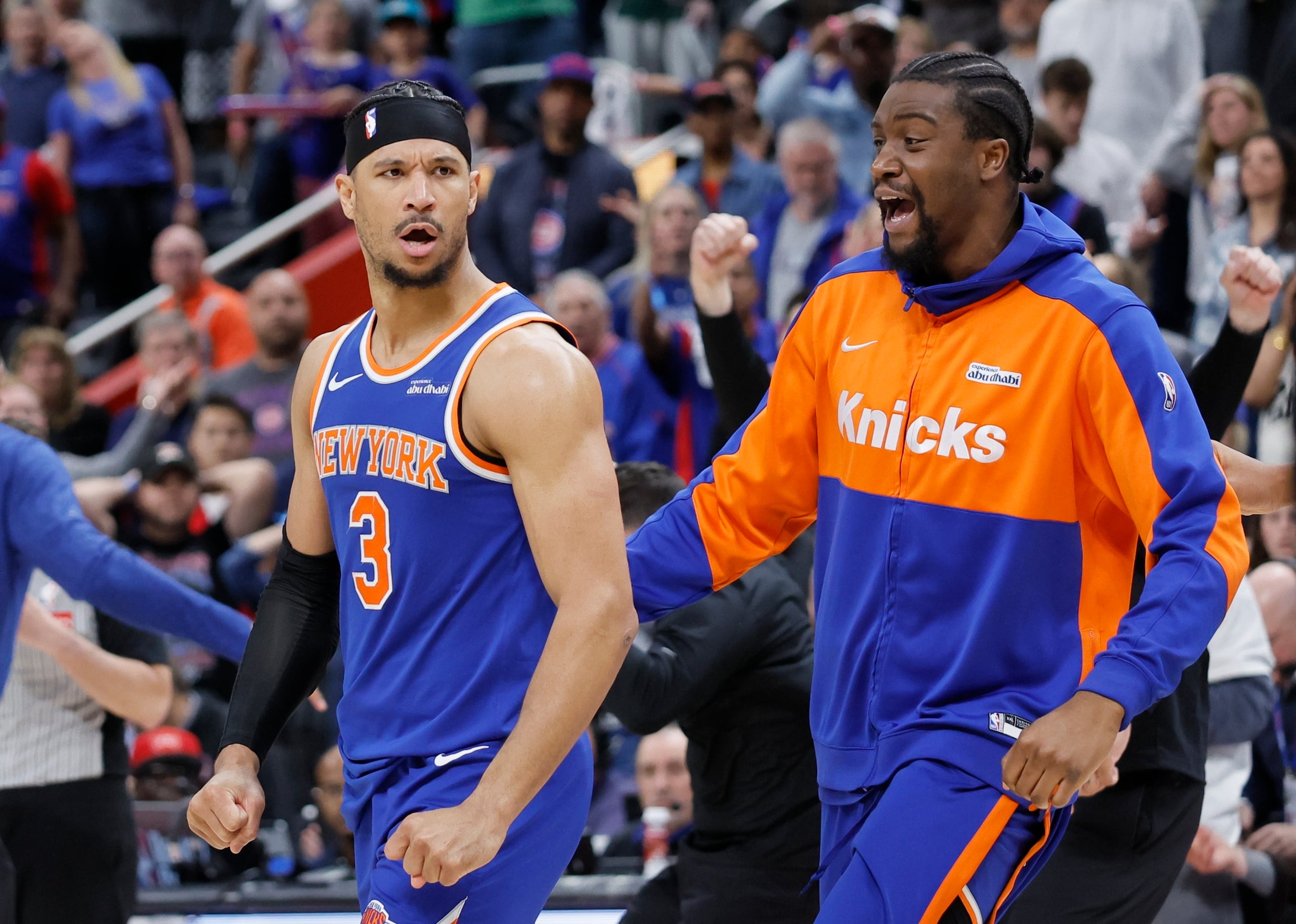 Josh Hart (3) celebra junto al centro Ariel Hukporti al cierre del partido.
