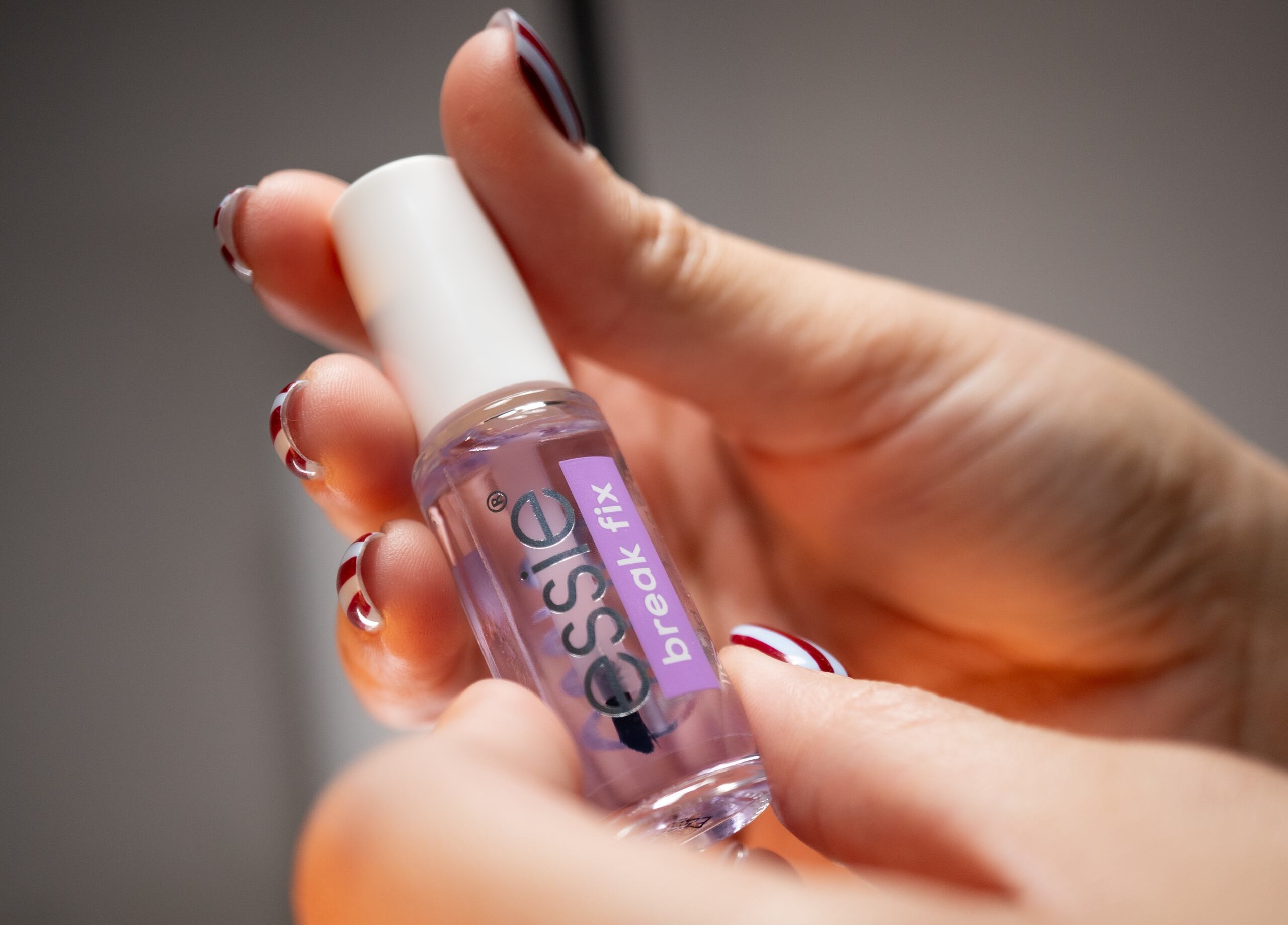Essie Break Fix Liquid Nail Patch es un parche líquido que ayuda a reparar las uñas partidas en casa.