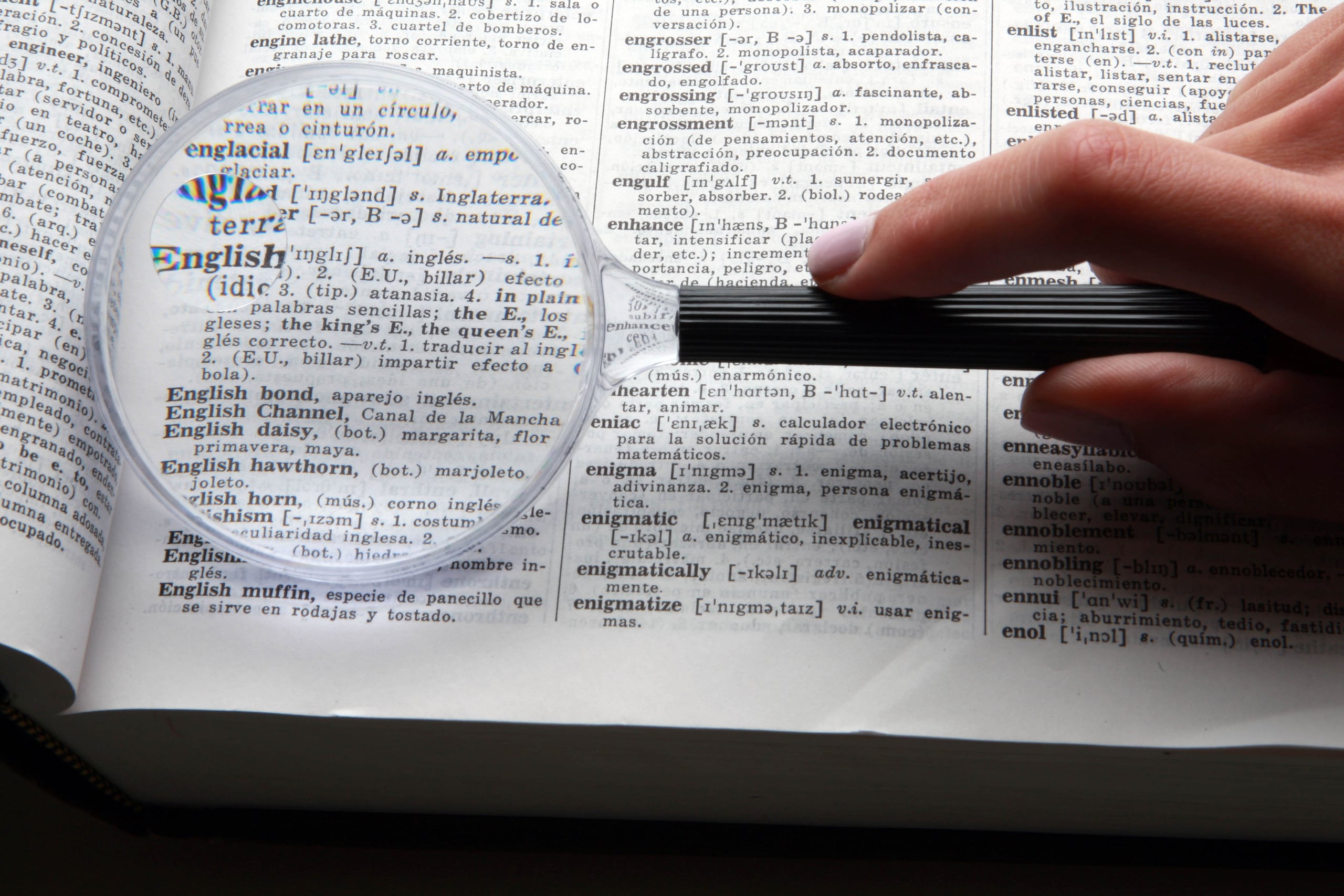 El OED (Oxford English Dictionary) es el diccionario más completo y prestigioso de la lengua inglesa que documenta el significado, la historia y la pronunciación de más de 600,000 palabras y frases, tanto pasadas como presentes, en todo el mundo angloparlante.