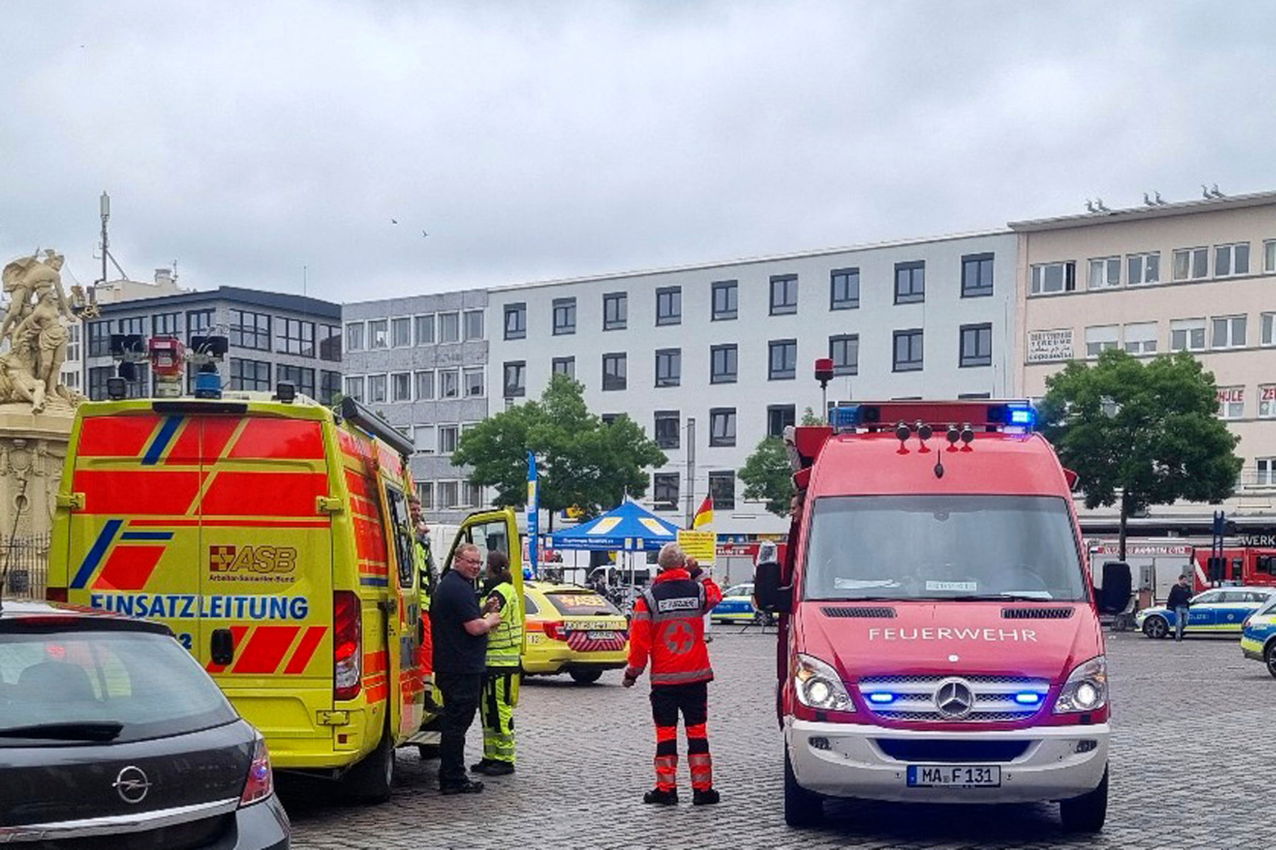 Efectivos de la Policía y los bomberos acuden a una plaza de Mannheim tras un apuñalamiento, en Alemania, el 31 de mayo de 2024. (Rene Priebe/dpa vía AP)