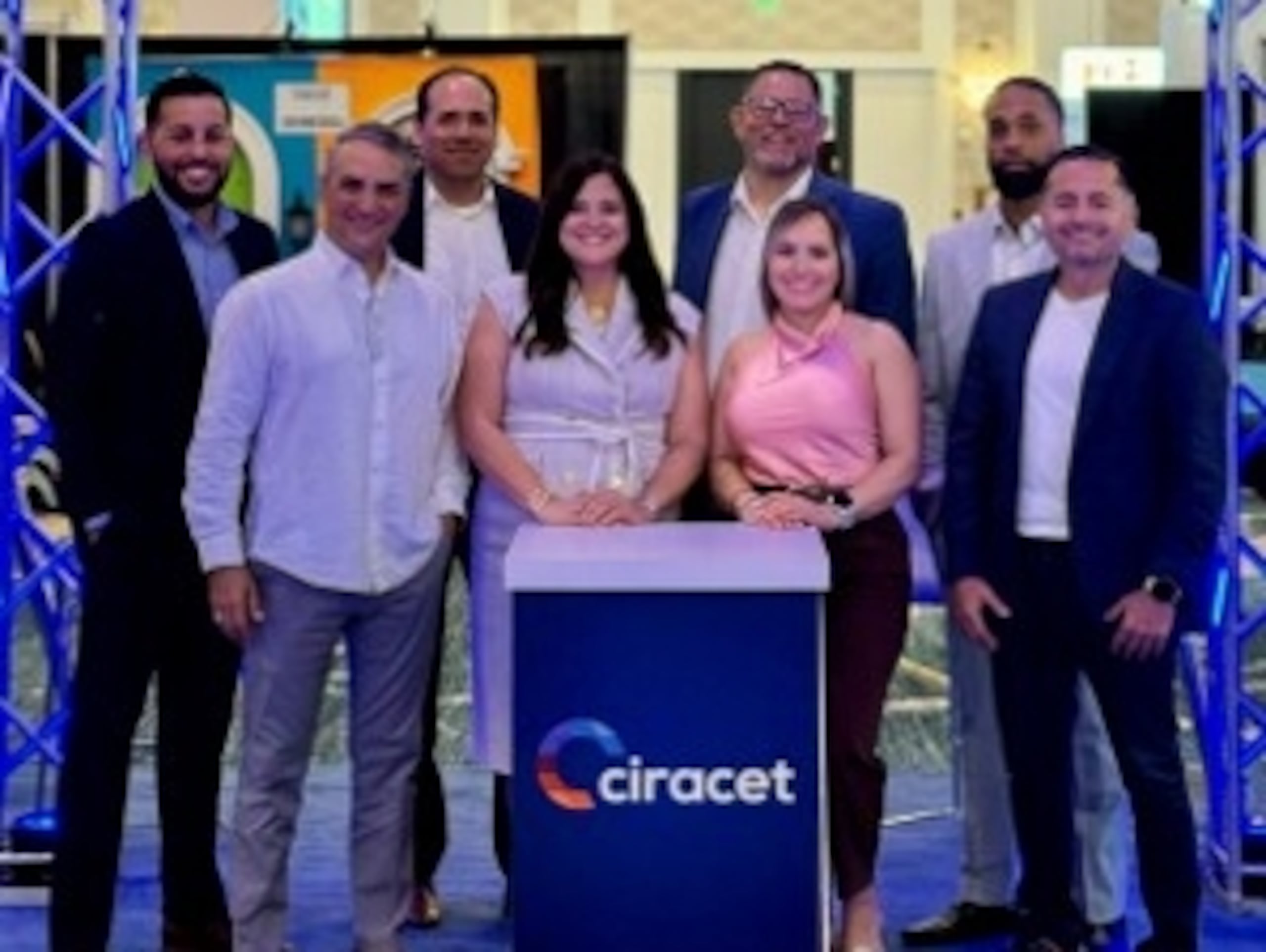 Al frente, de izquierda a derecha: Ing. Oscar Misla Villalba, presidente; Ing. Noris Torres Santiago, vicepresidenta; René Rivera González, coordinador de servicios de salud; y otros recursos de CIRACET.