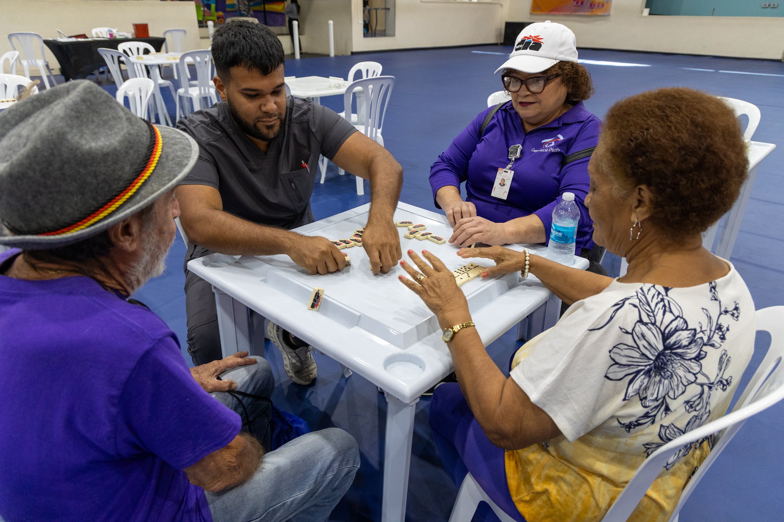 Encuentro Dorado resalta por la energía de sus jóvenes voluntarios, quienes comparten, escuchan y regalan momentos de alegría a los adultos mayores.