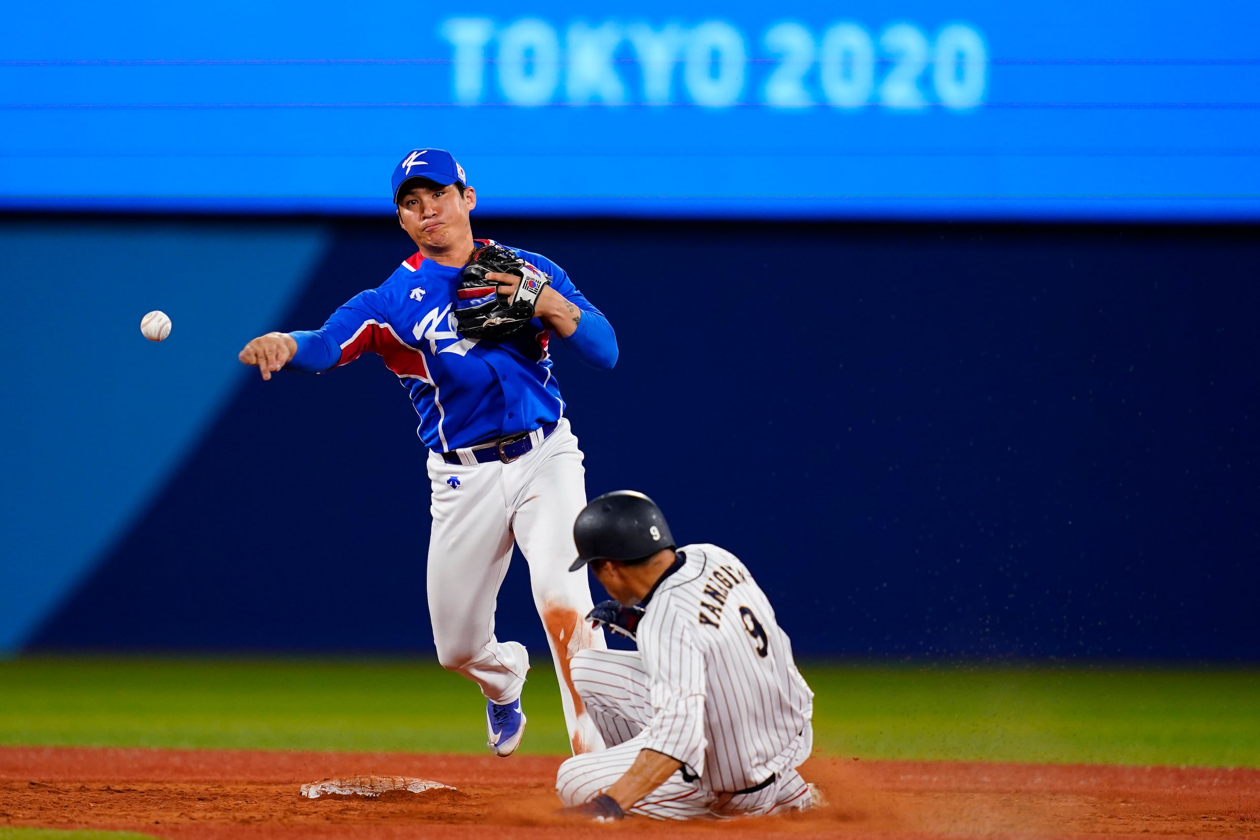 El surcoreano Hyeseong Kim lanzó a primera base tras sacar out al japonés Yuki Yanagita durante la semifinal de los Juegos Olímpicos de Tokio 2020, el 4 de agosto de 2021, en Yokohama.