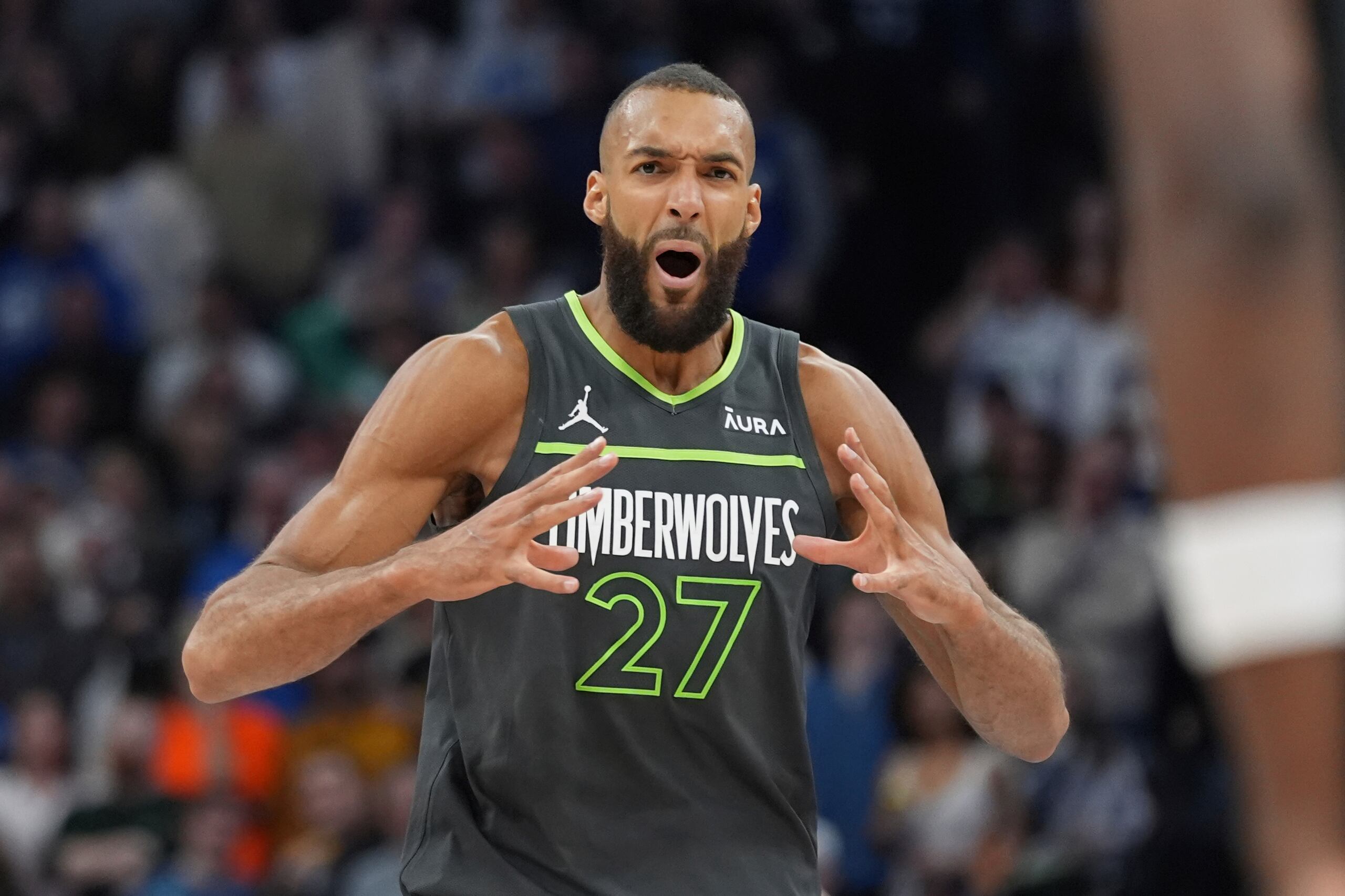 El francés Rudy Gobert, centro de los Timberwolves de Minnesota, festeja durante el partido ante los Kings de Sacramento, el viernes 1 de marzo de 2024.