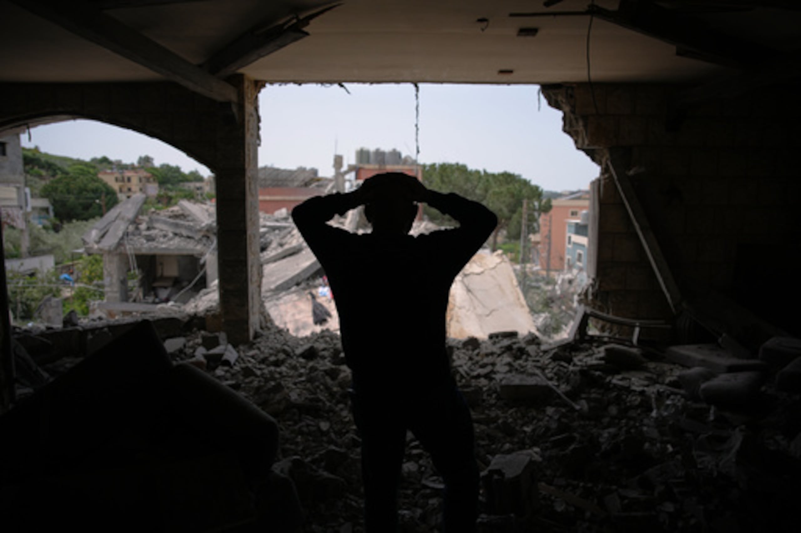 Assem Abdallah reacciona al entrar en el apartamento de un amigo, destruido por un ataque aéreo israelí, en Kfar Roumman, en el sur de Líbano, el 17 de abril de 2026, tras un alto el fuego entre Israel y Hezbolá. (AP Foto/Hassan Ammar)