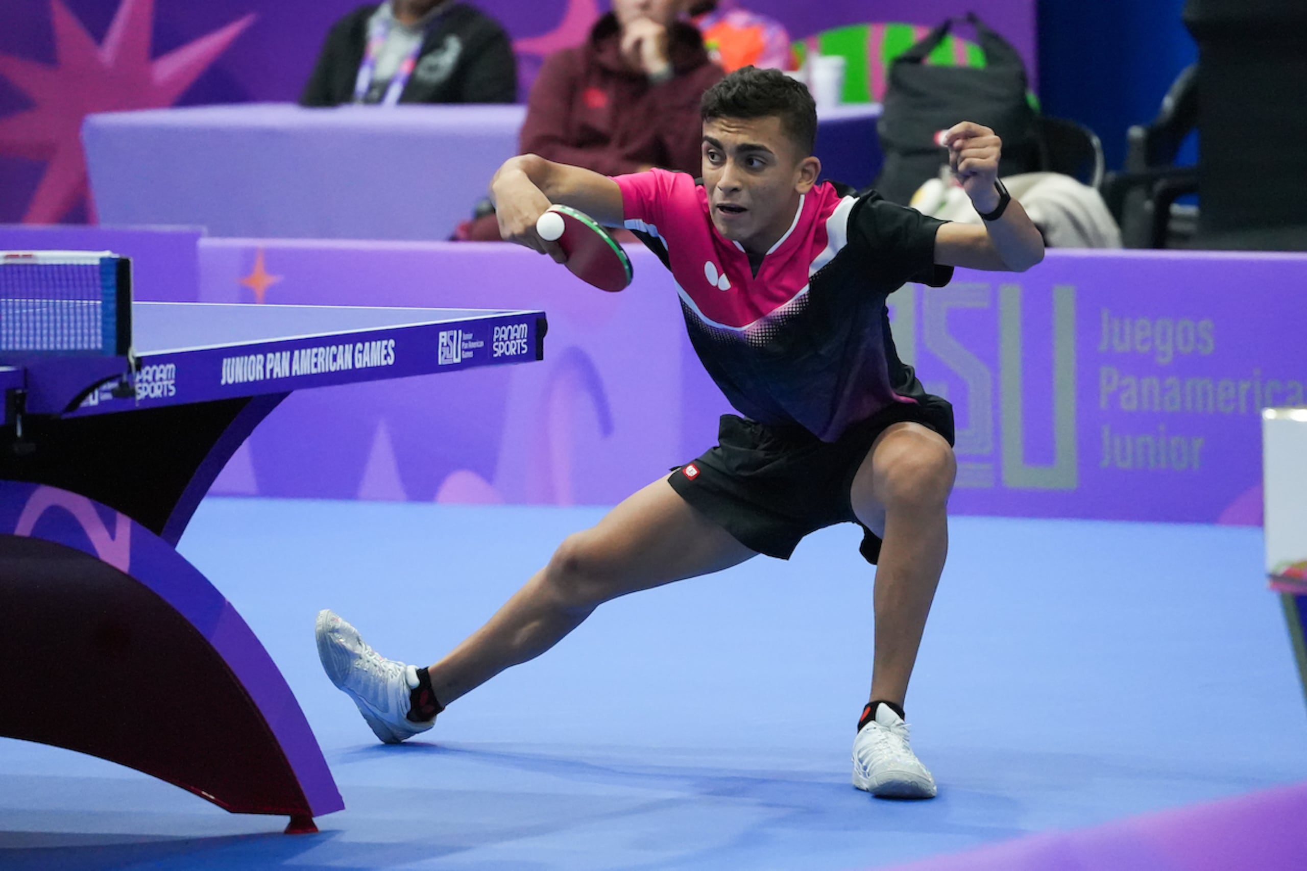 Steven Moreno devuelve un ataque de Kenny Xiao Ly de Canadá.