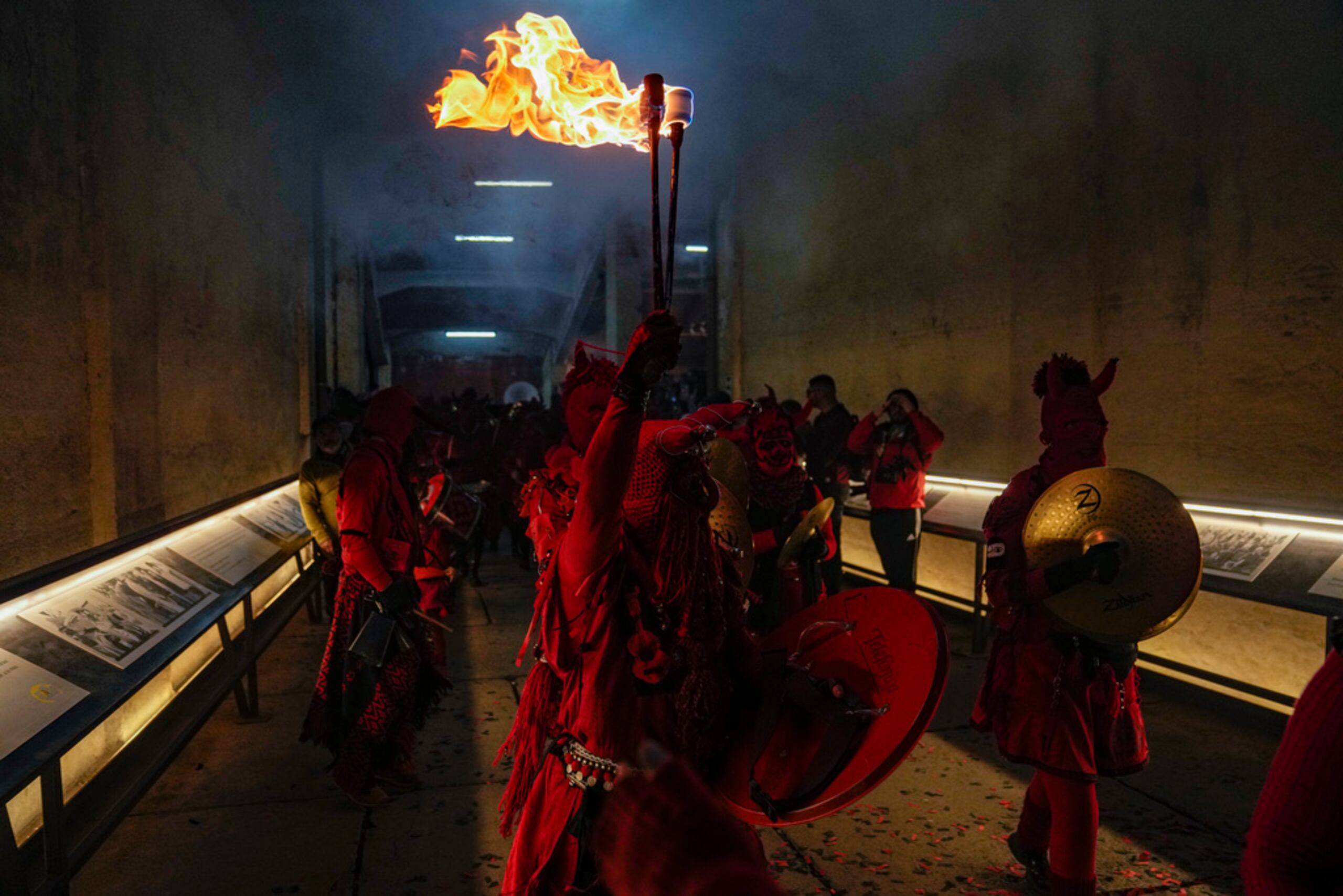 El grupo artístico "Los Diablos Rojos de Víctor Jara" durante una presentación en un túnel del Estadio Nacional, que fue un centro de detención y torturas en los primeros días de la dictadura militar.