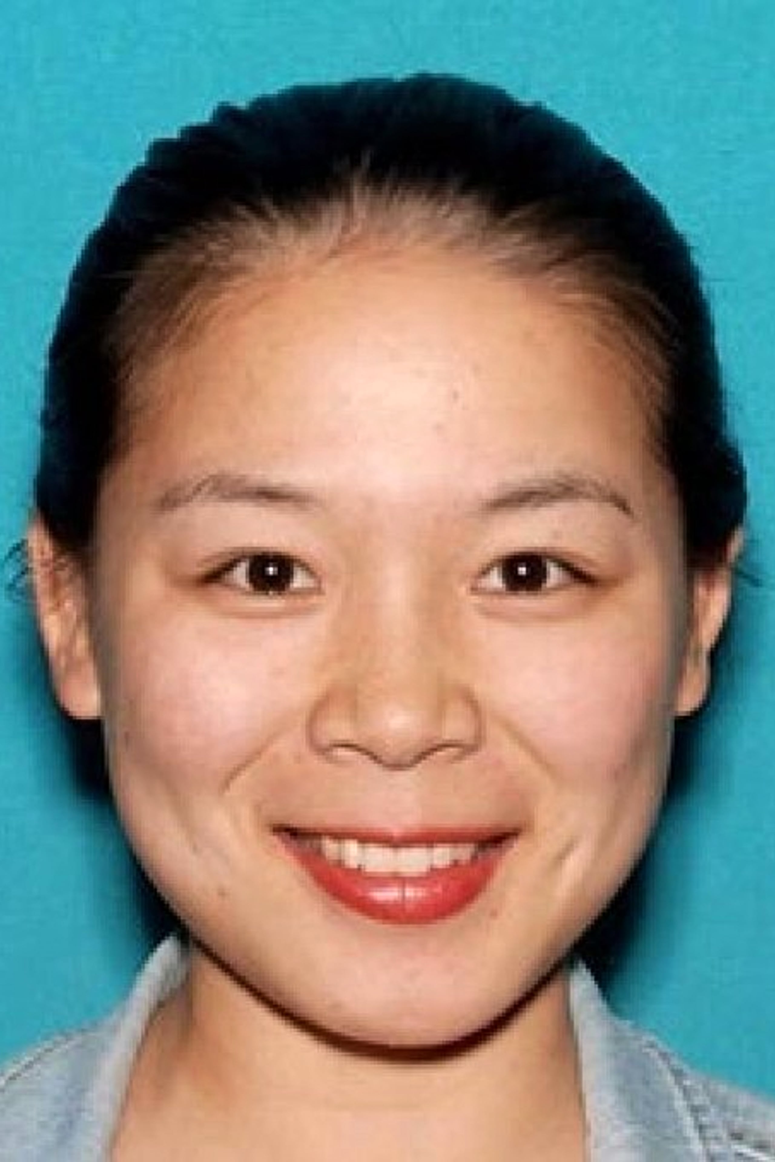 Wanying Zhang, también conocida como ‘Heather’, de 34 años y residente de la ciudad de Irvine, fue arrestada por agentes del FBI en el aeropuerto internacional de Los Ángeles.