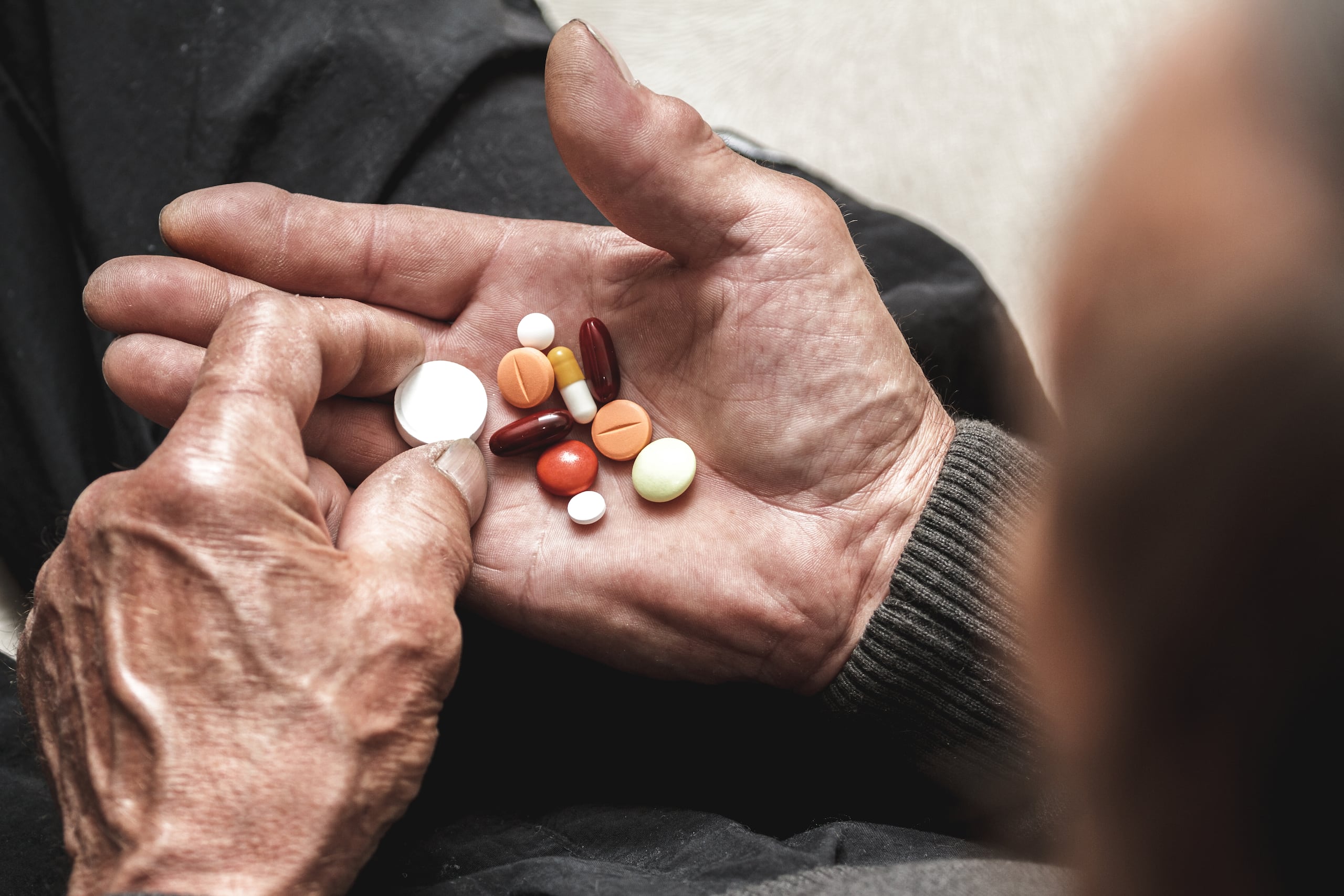 La automedicación es más común cuando se presentan enfermedades aparentemente simples, como gripe, tos y alta temperatura, en cuyo caso es sencillo obtener medicamento para “calmarlas”.